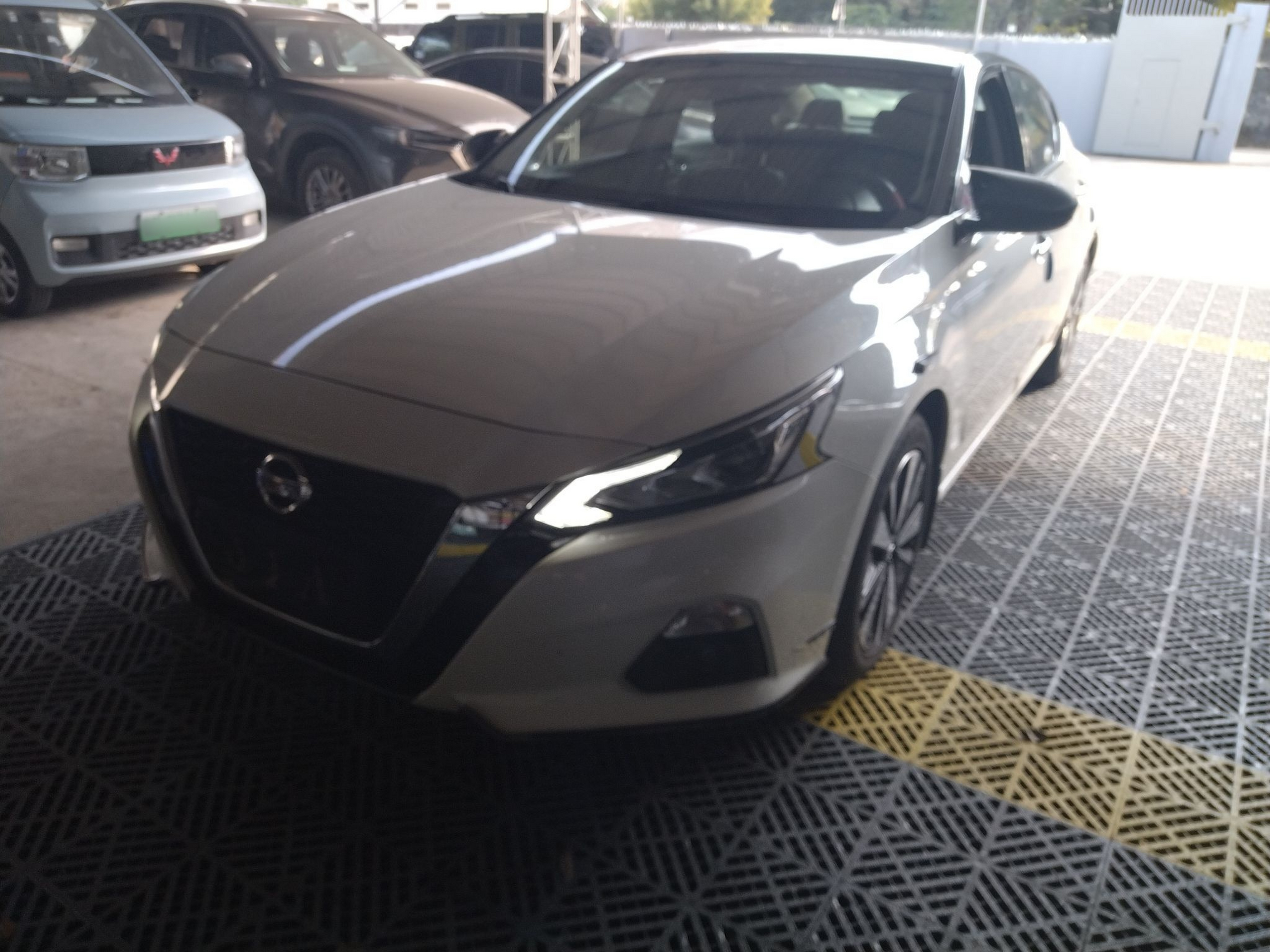 تحت مقدمة السيارة