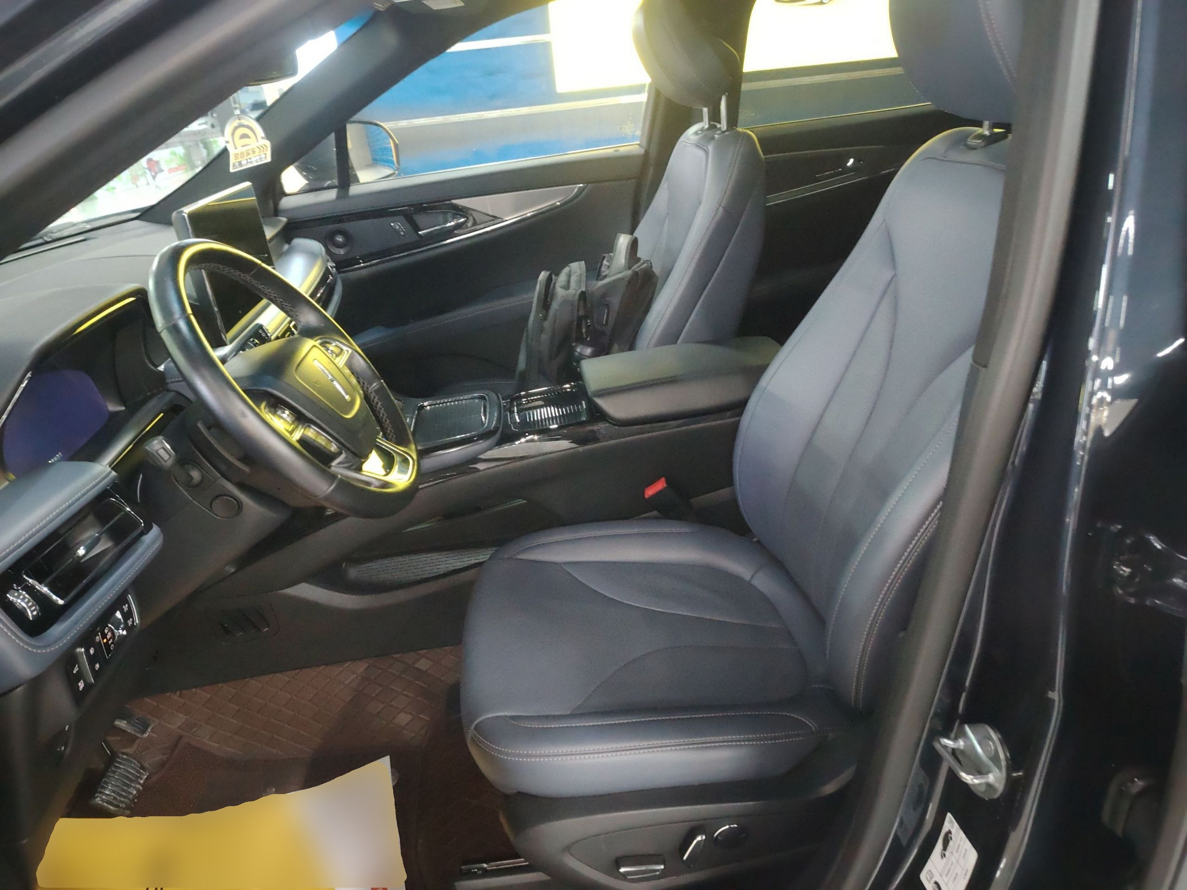 المقاعد الأمامية داخل السيارة