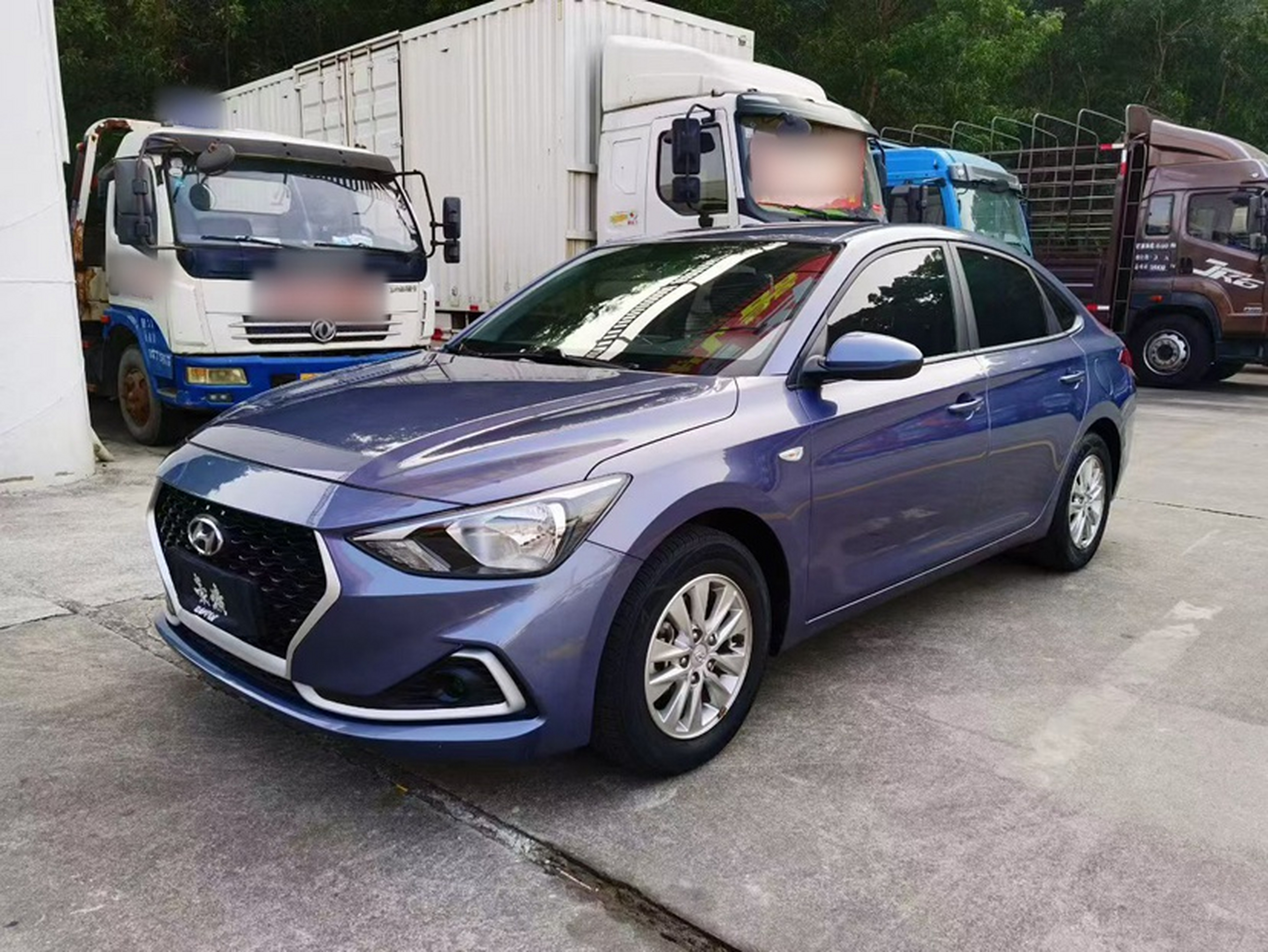 Под передней частью автомобиля