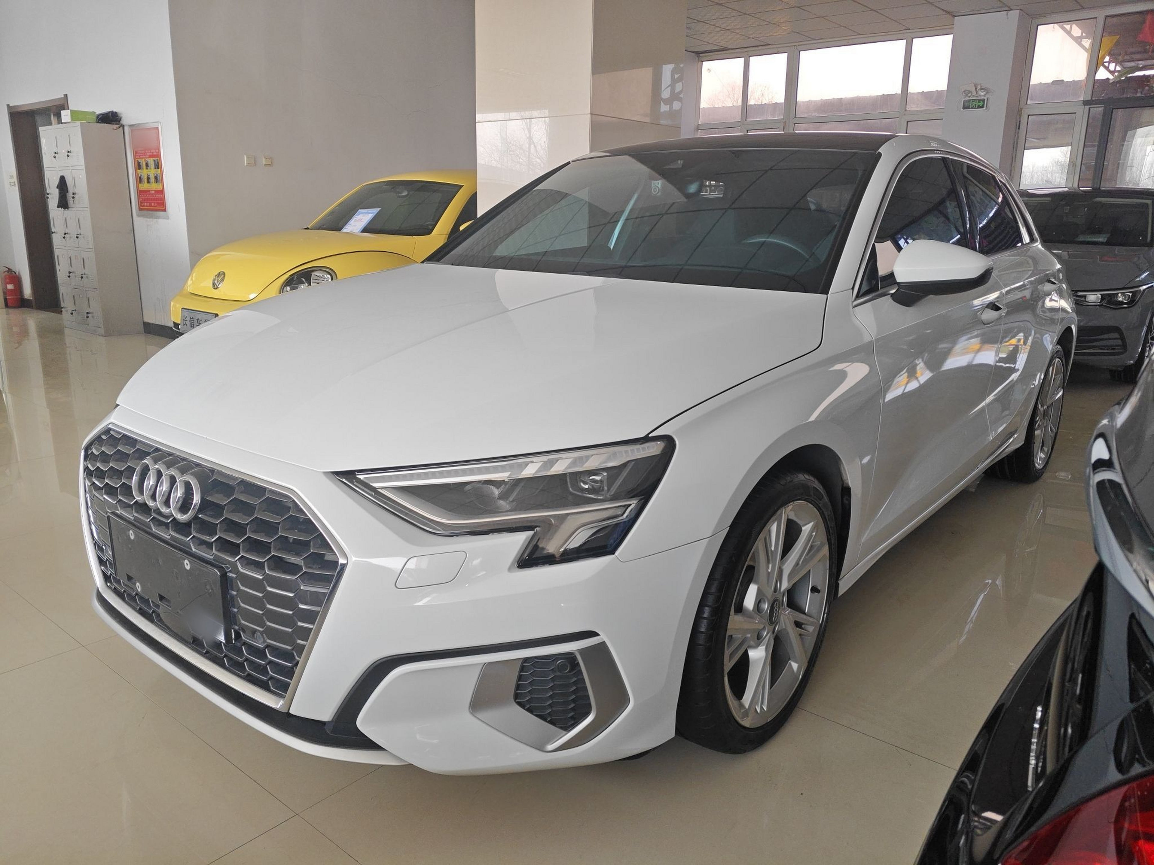 تحت مقدمة السيارة