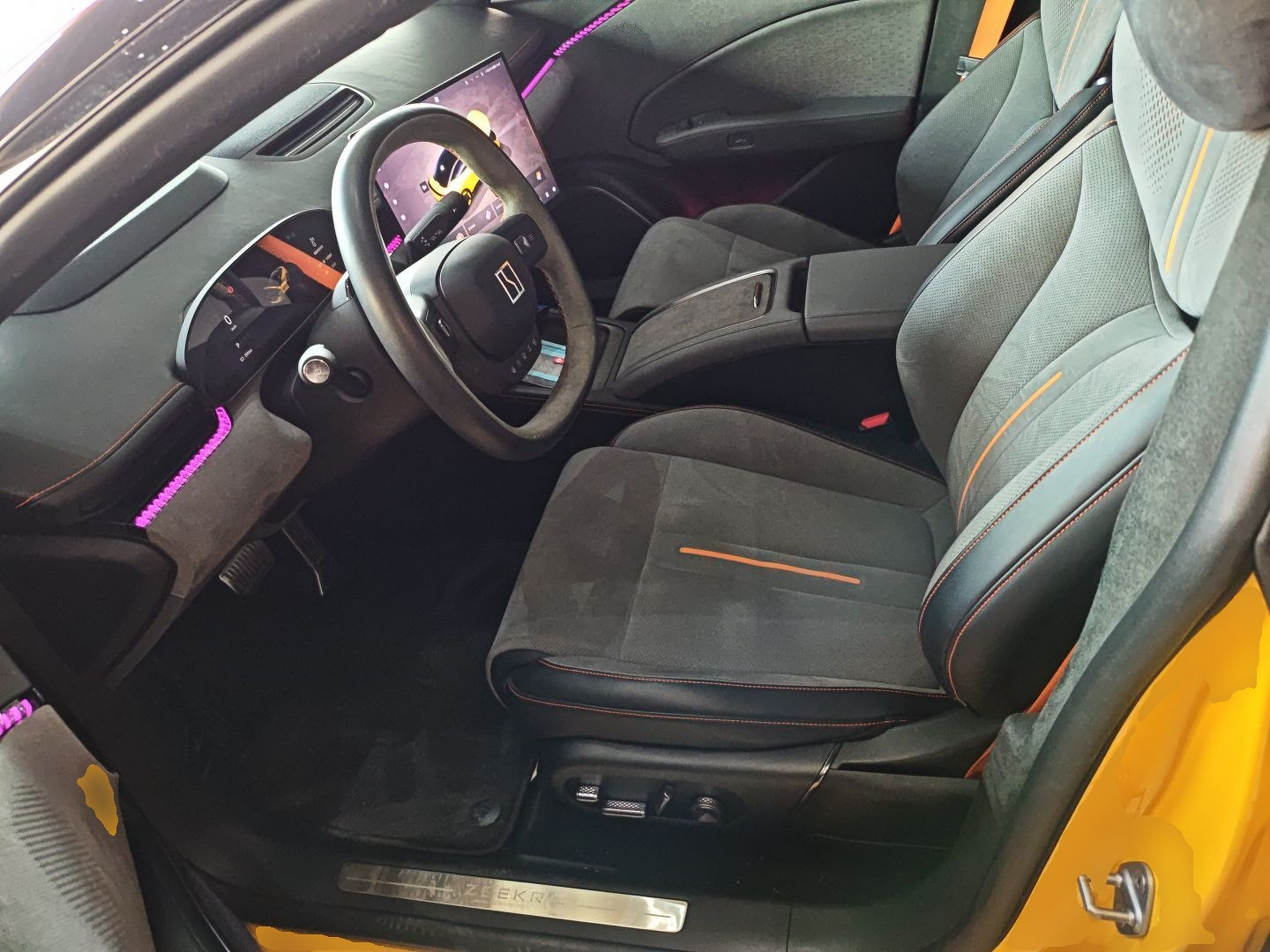 Переднее сиденье в автомобиле