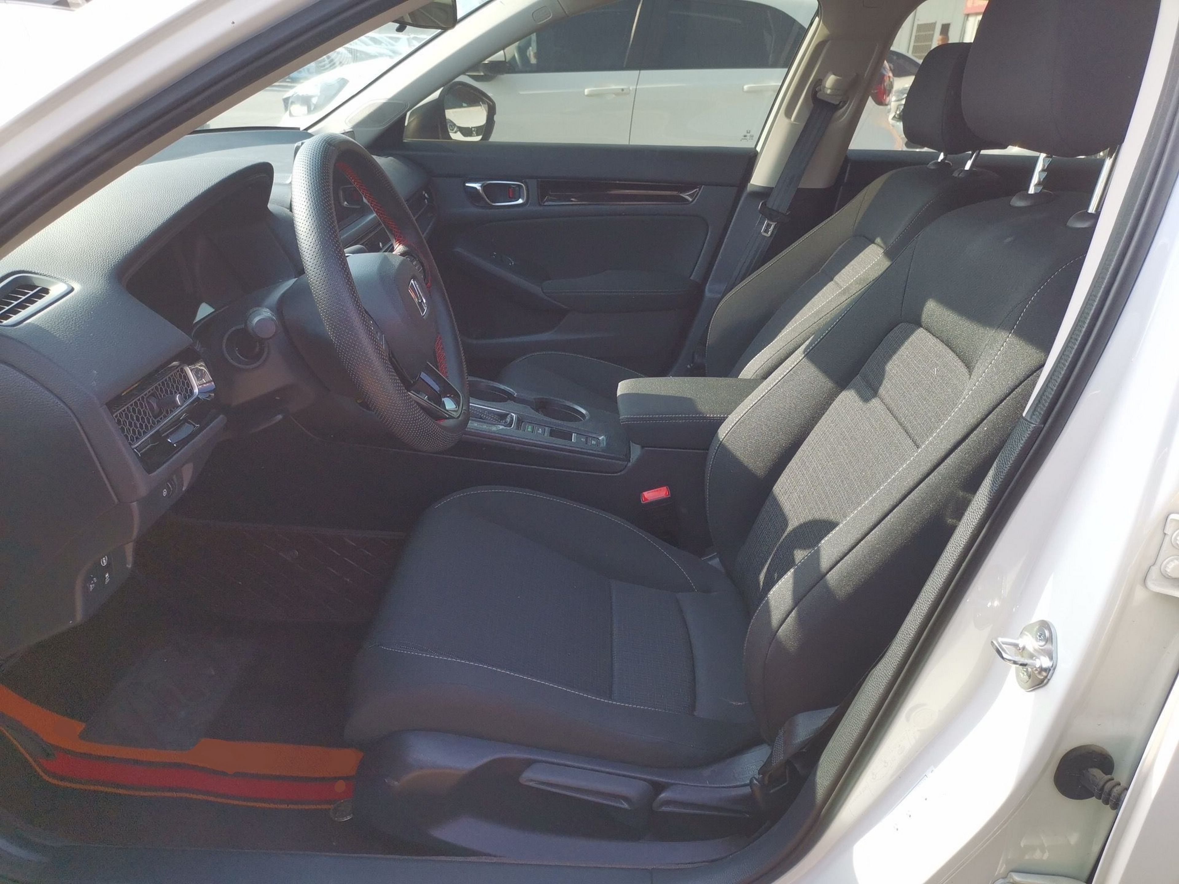 Переднее сиденье в автомобиле