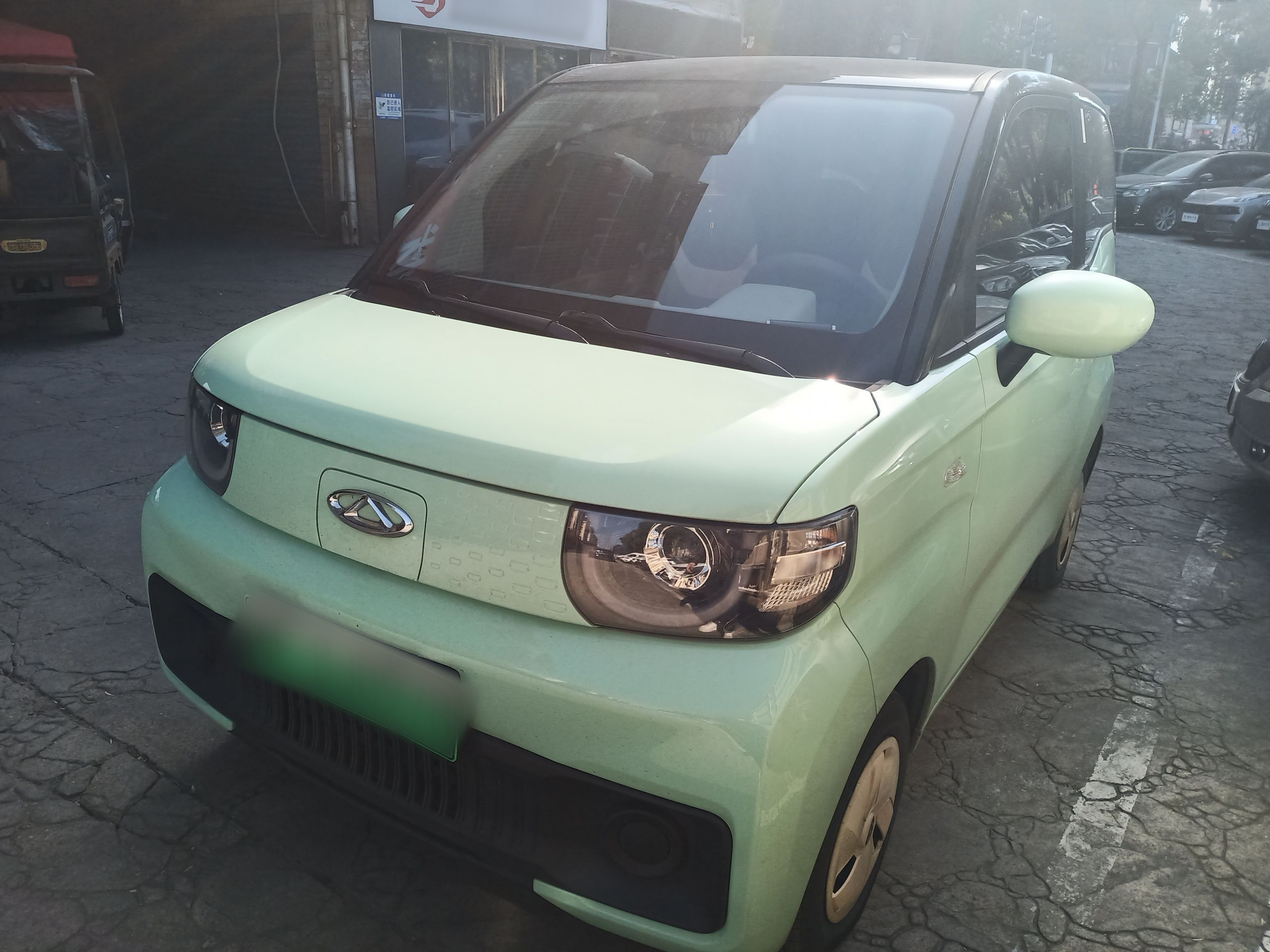 تحت مقدمة السيارة