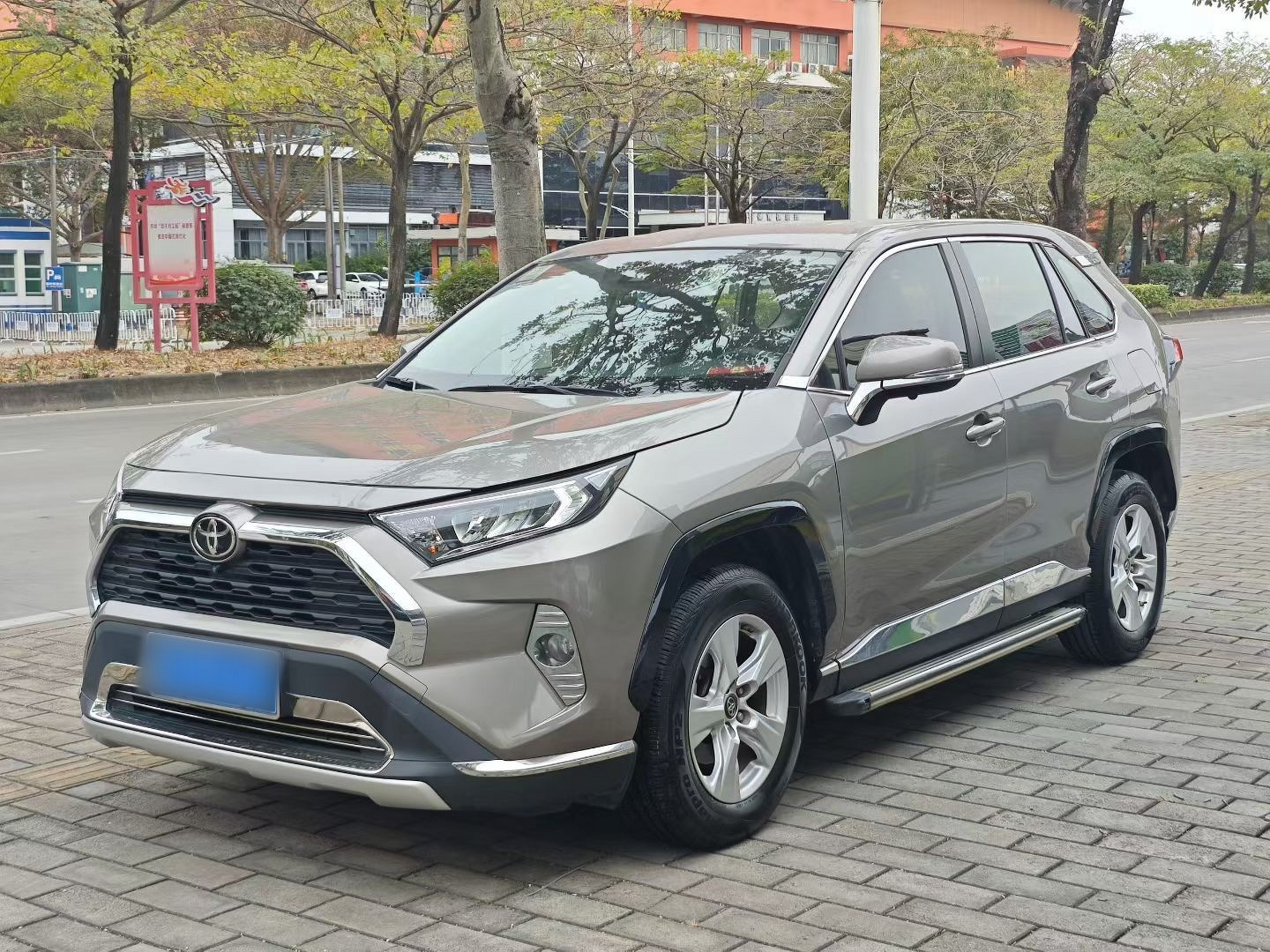 Под передней частью автомобиля