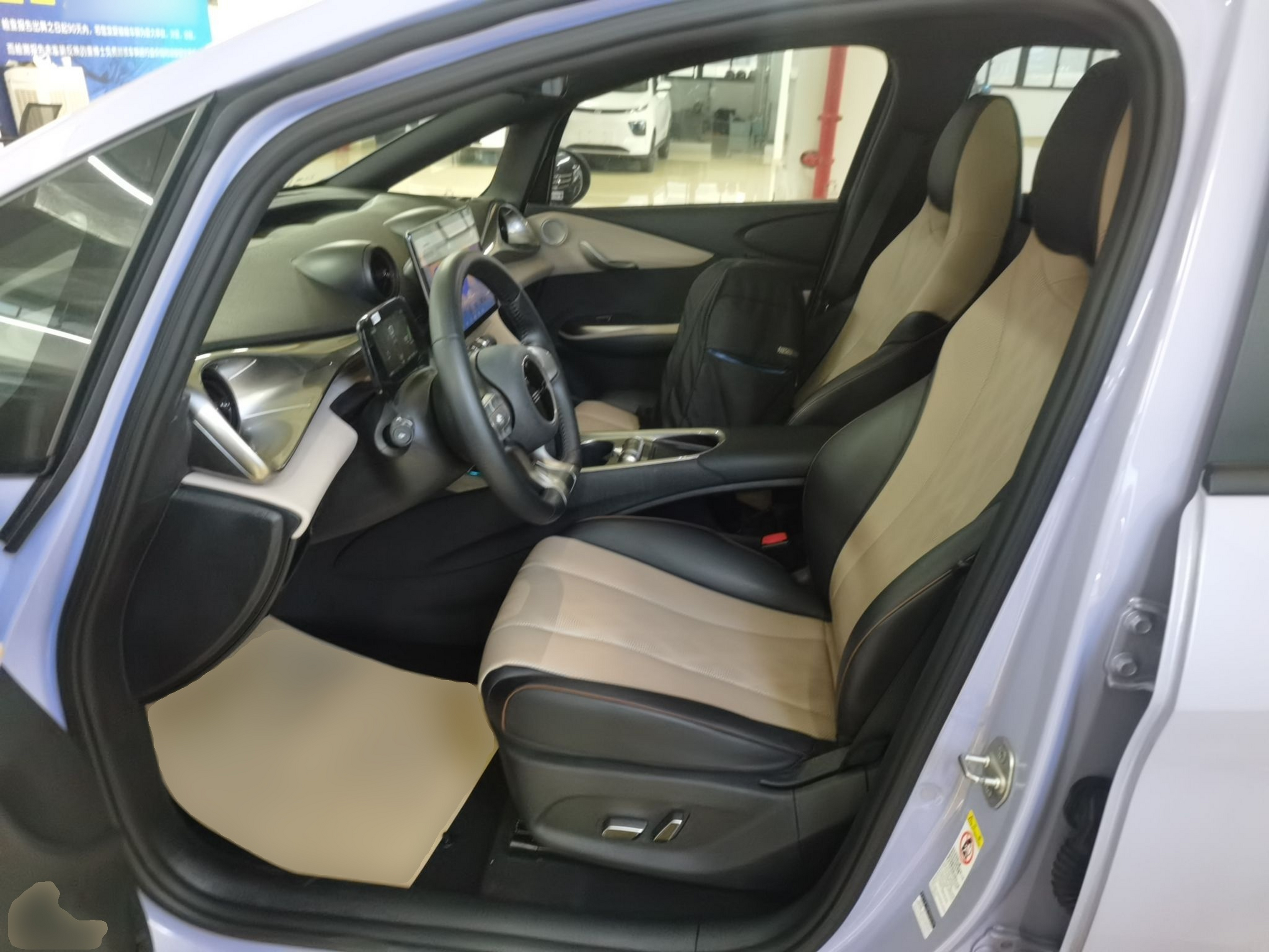 المقاعد الأمامية داخل السيارة