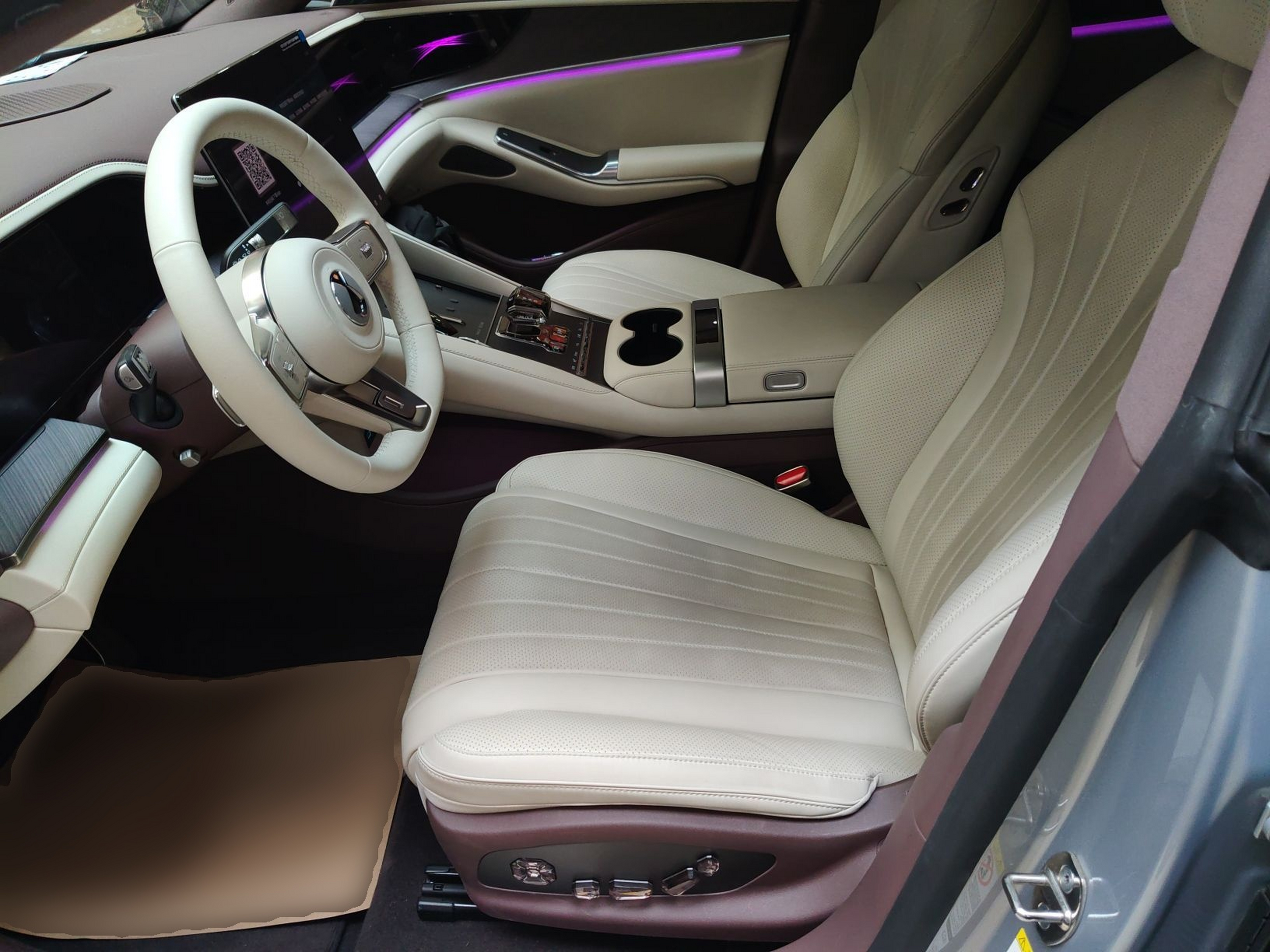 المقاعد الأمامية داخل السيارة