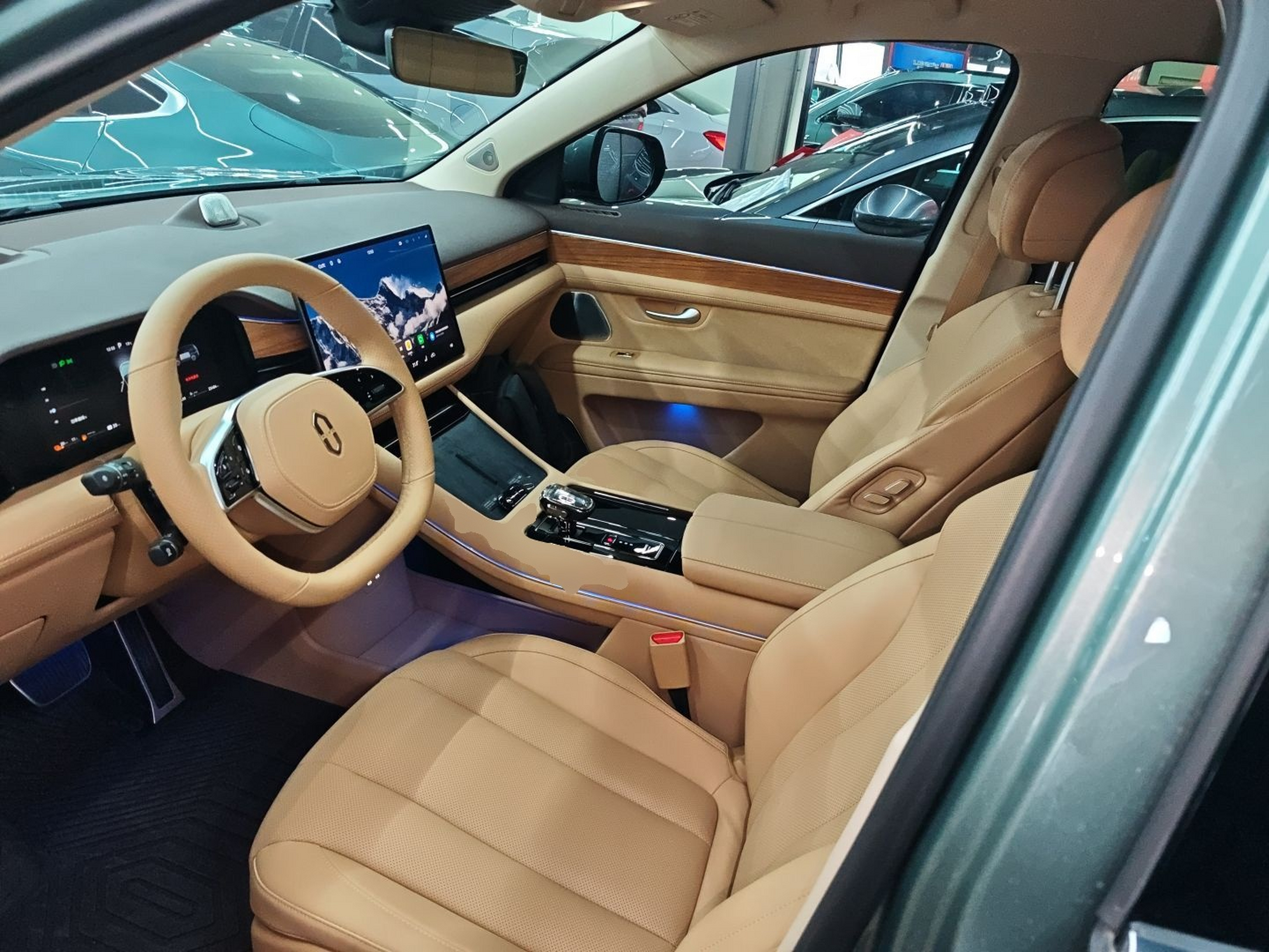 المقاعد الأمامية داخل السيارة