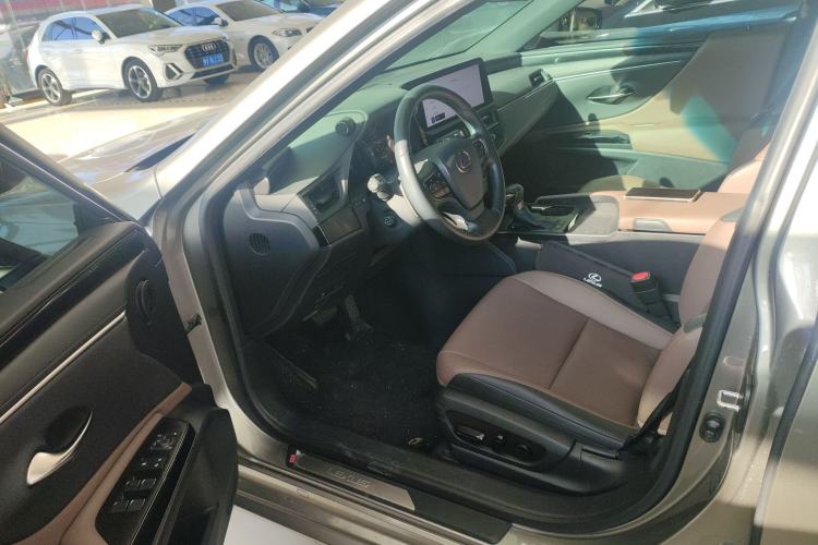 Used Lexus ES 2023 200 Excellence Edition
