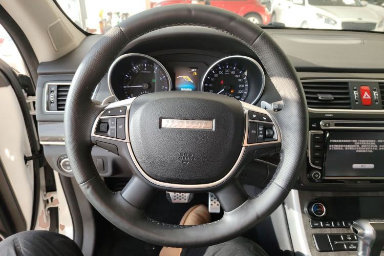 Used Haval H8 2015 2.0T two-wheel drive Comfort trim level
