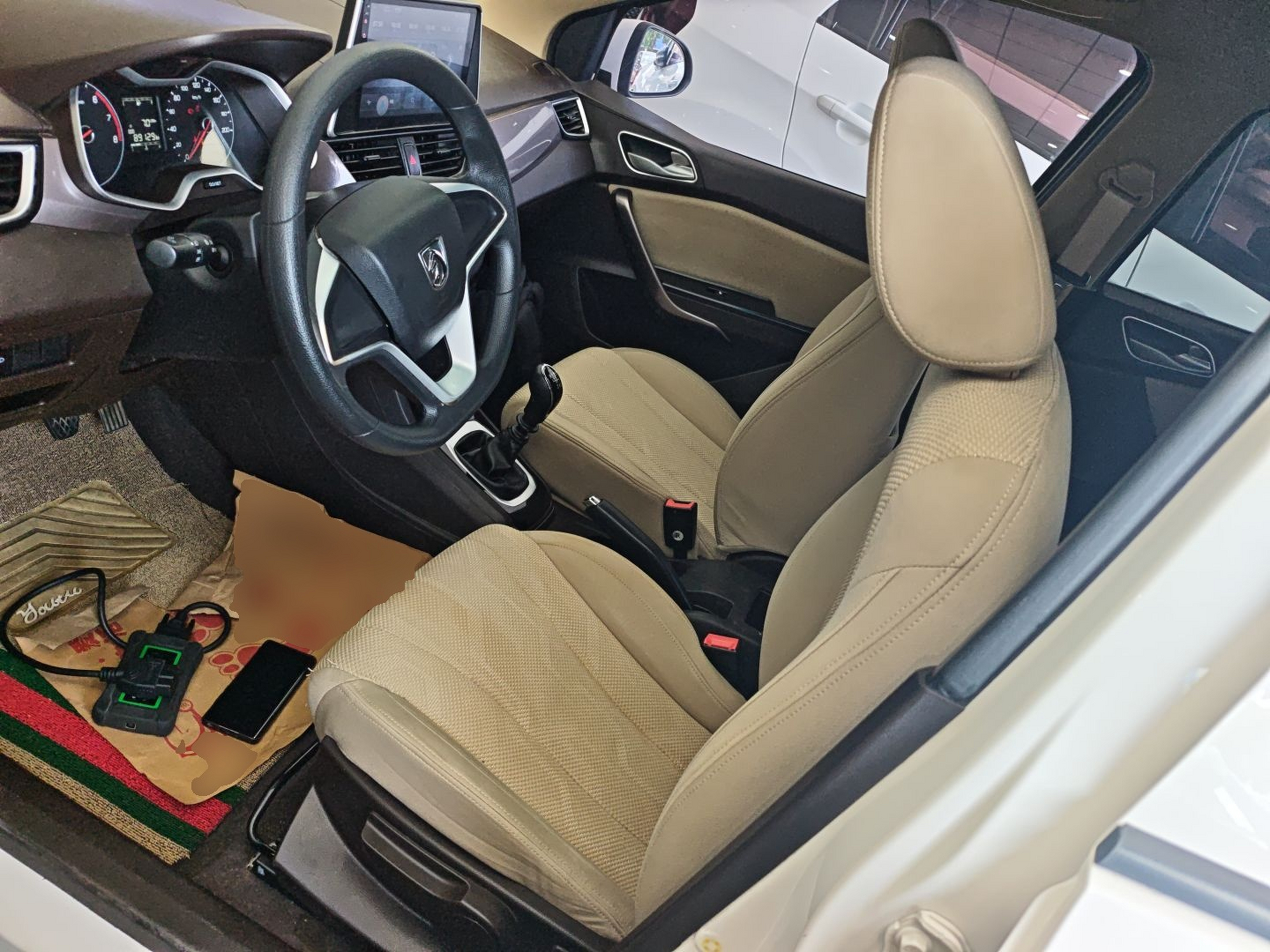 Переднее сиденье в автомобиле