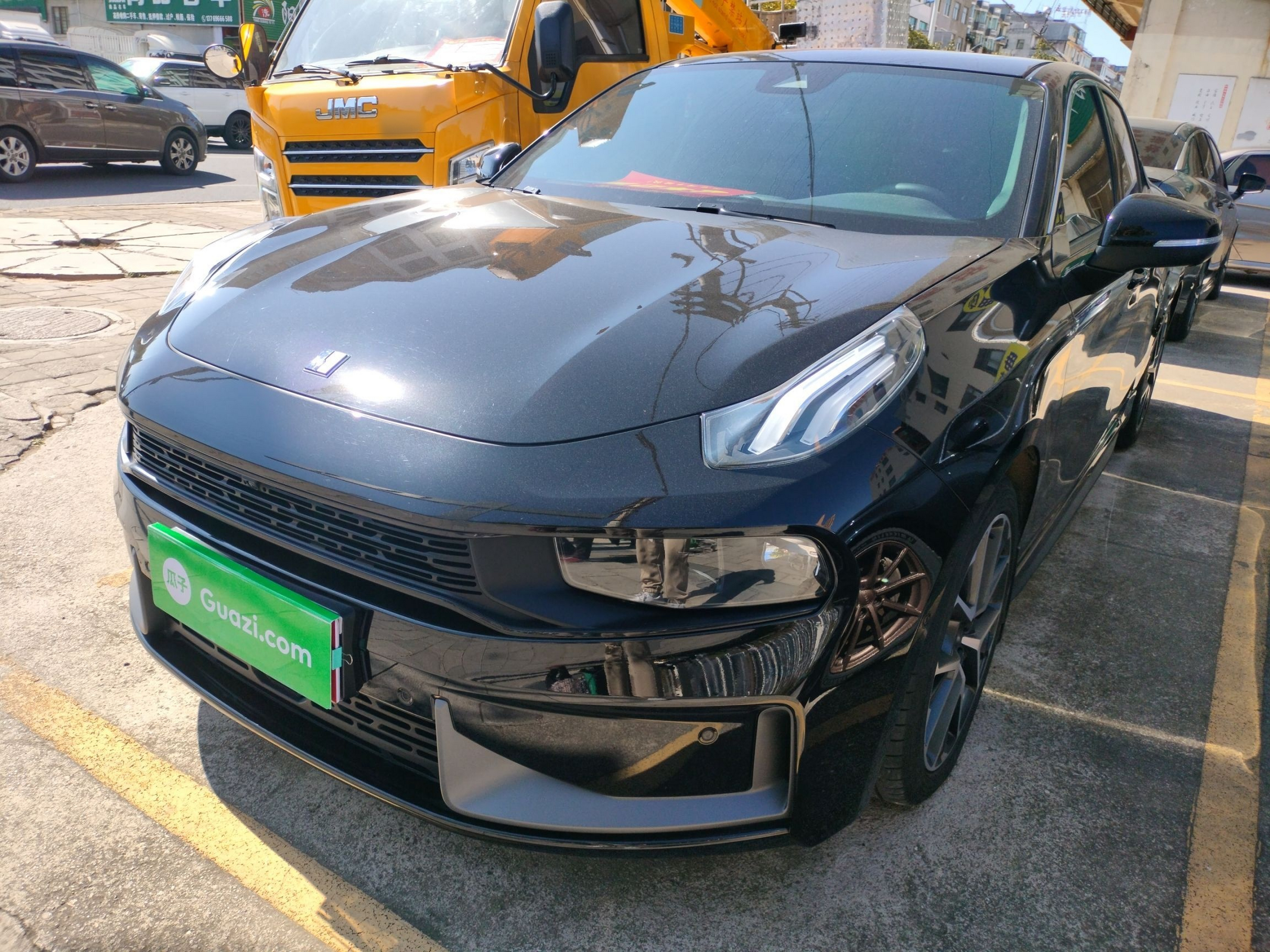 Под передней частью автомобиля