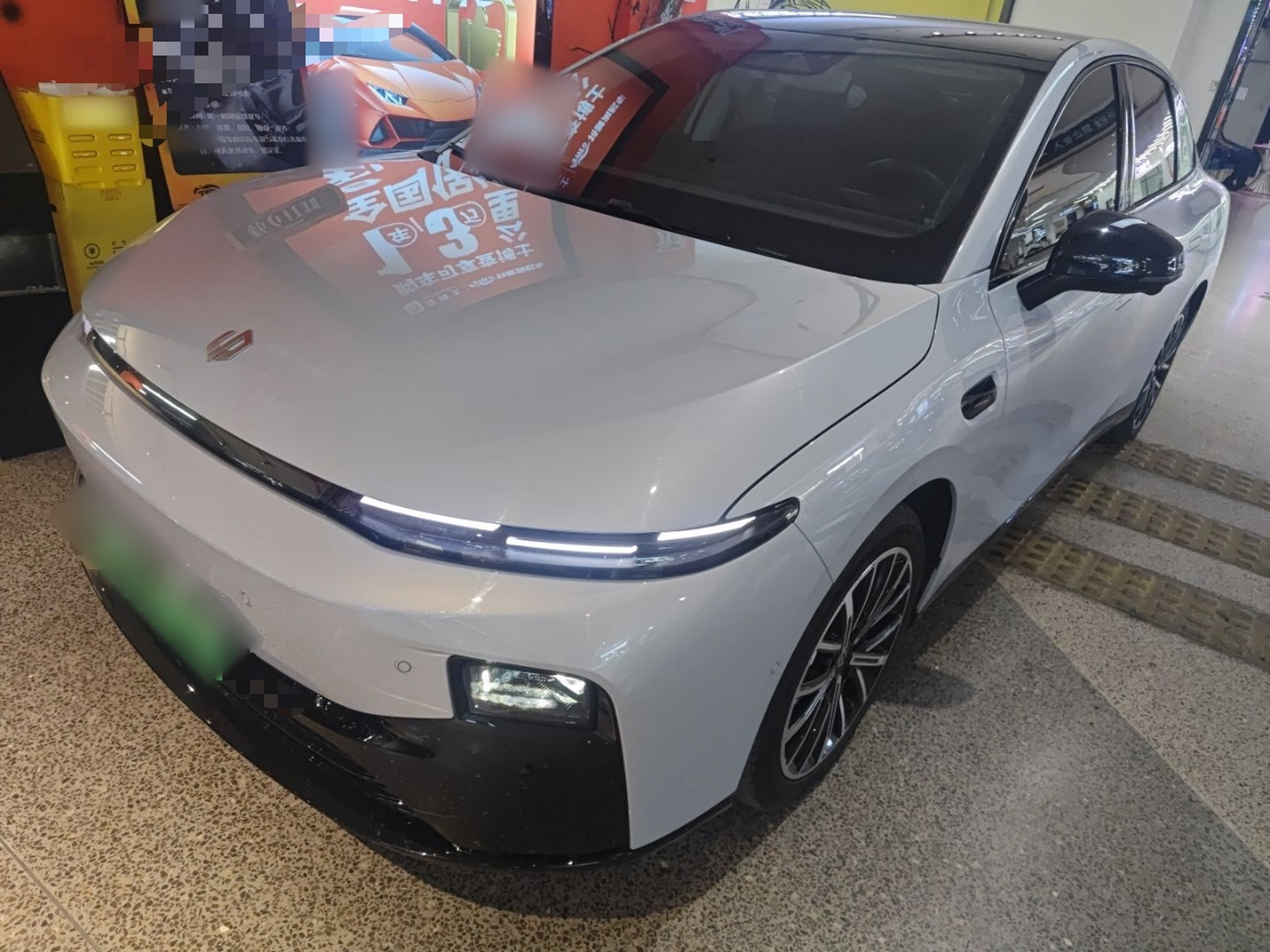 تحت مقدمة السيارة