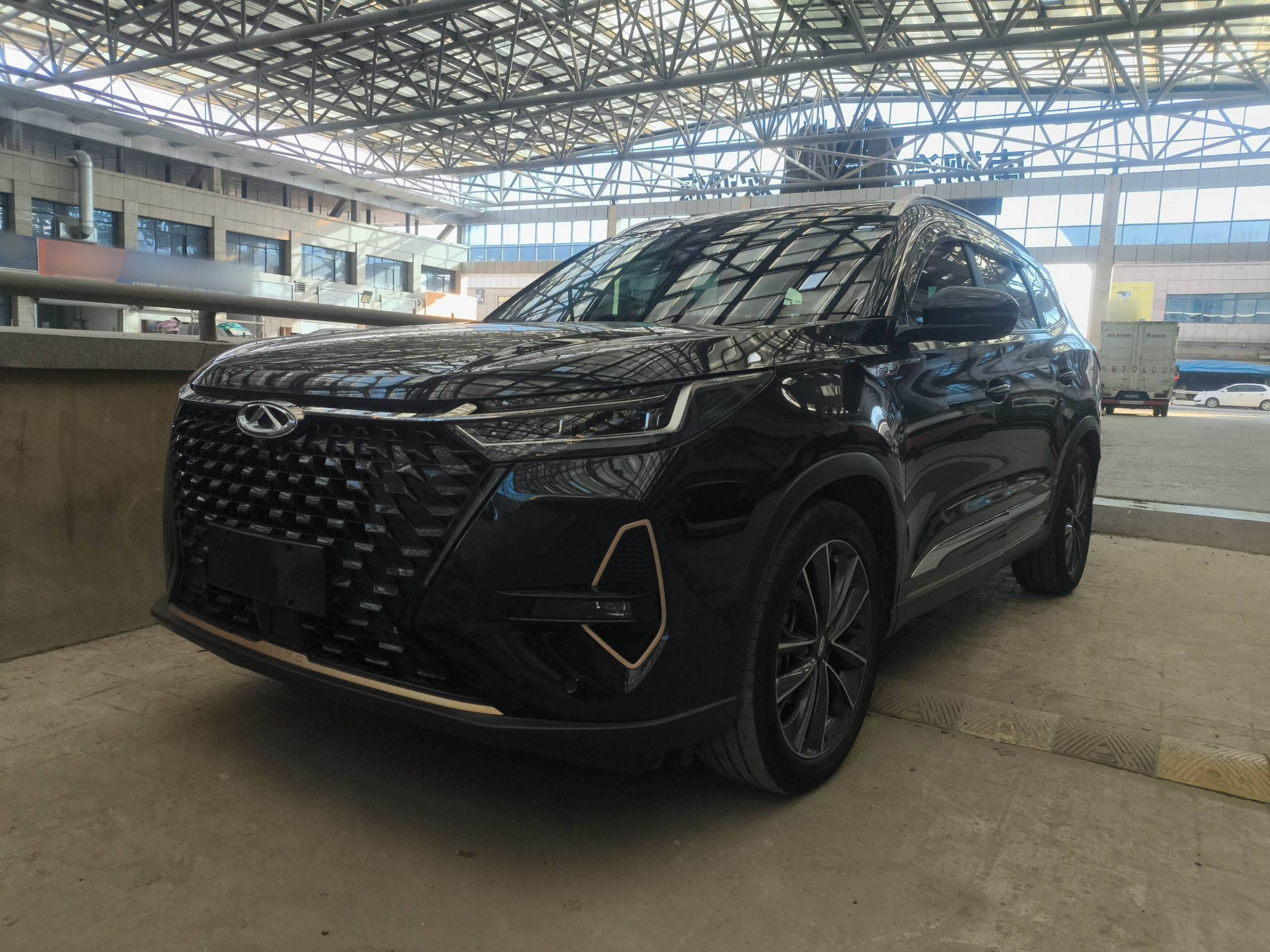 Под передней частью автомобиля