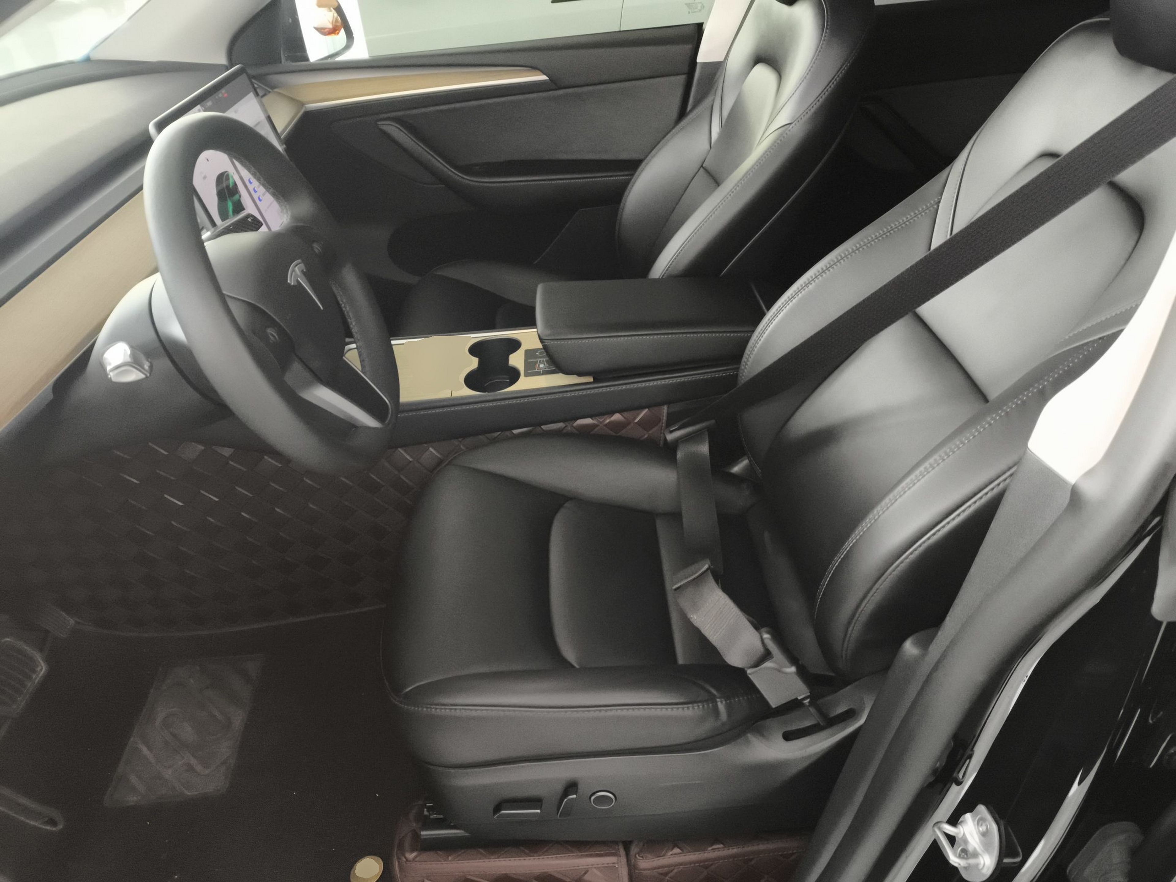 المقاعد الأمامية داخل السيارة