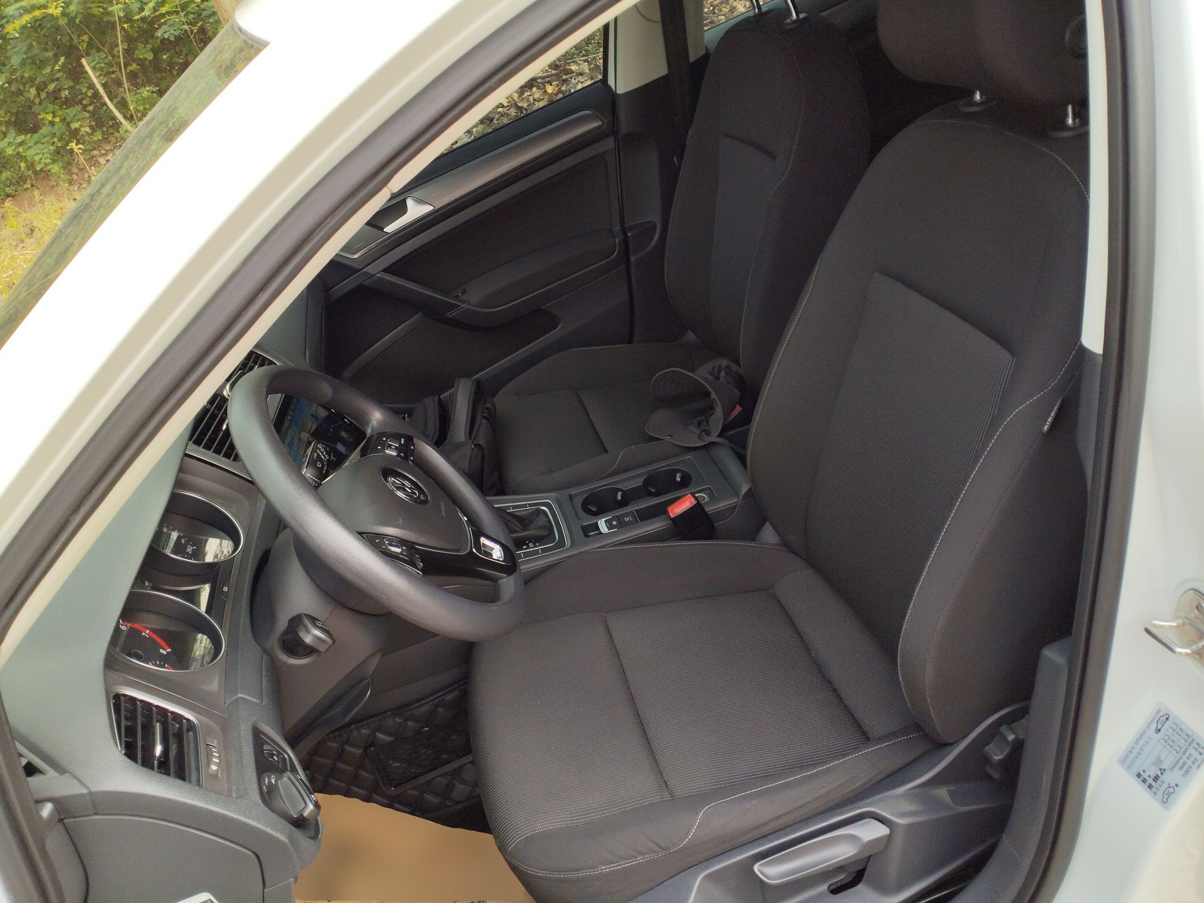 Переднее сиденье в автомобиле