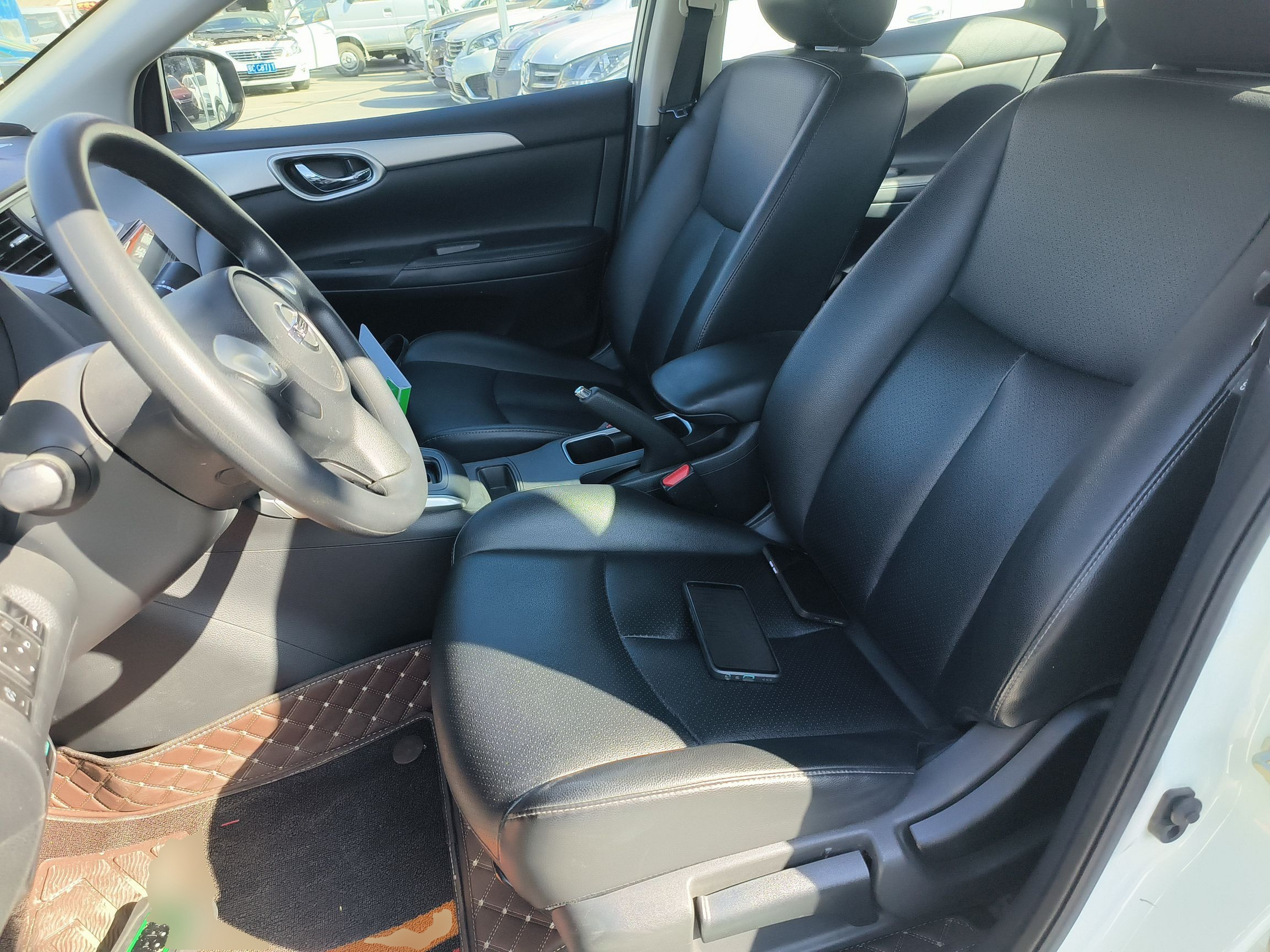 المقاعد الأمامية داخل السيارة