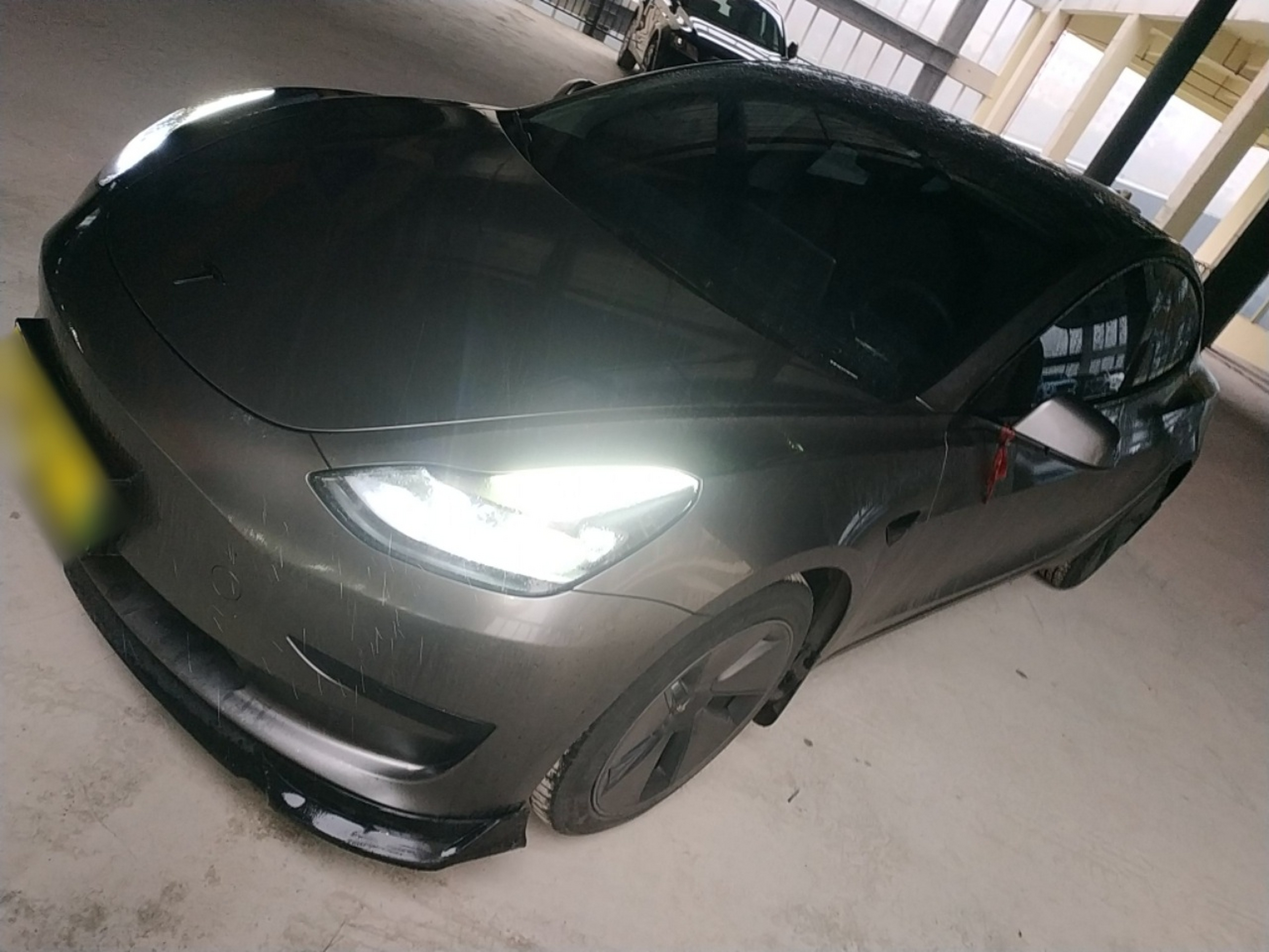 Под передней частью автомобиля