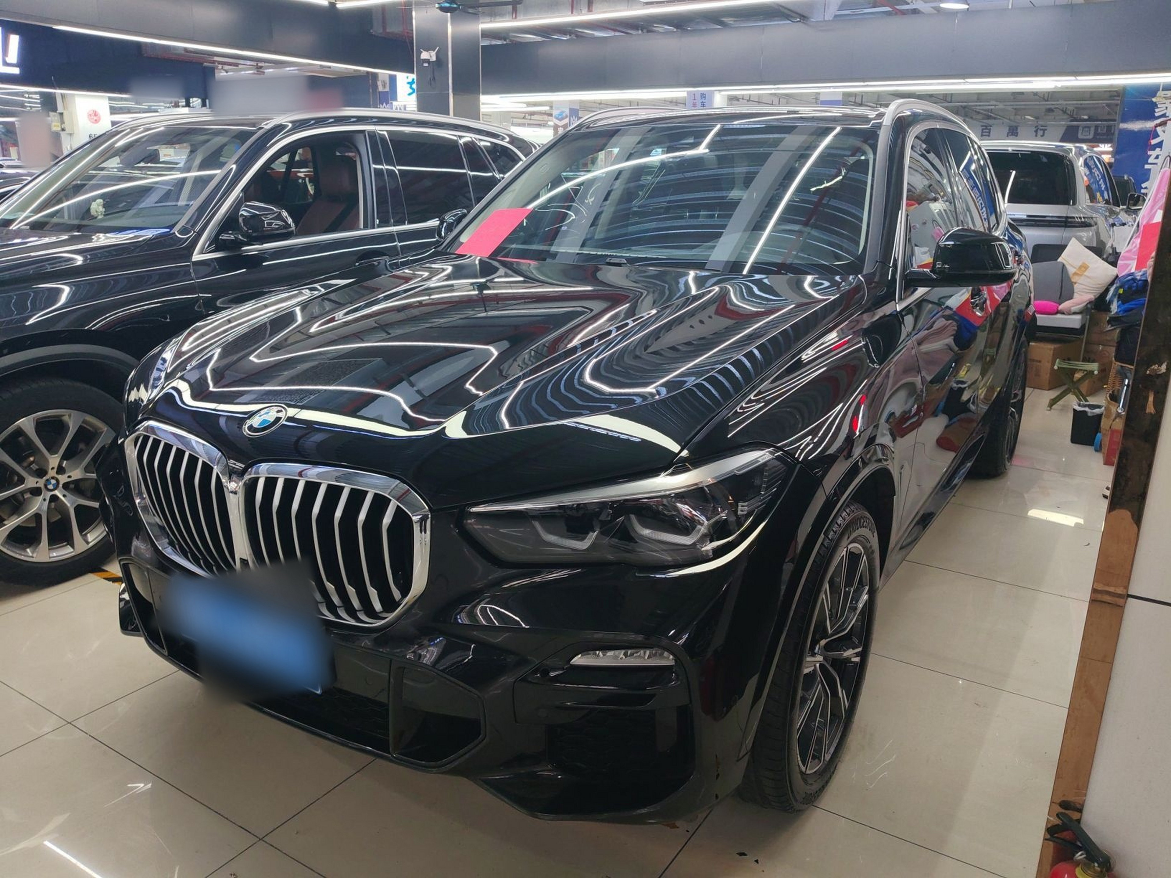 تحت مقدمة السيارة