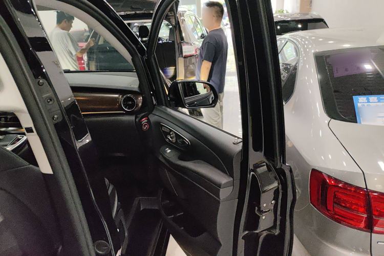 Used Mercedes-Benz V-Class 2021 V 260 Avantgarde Edition
