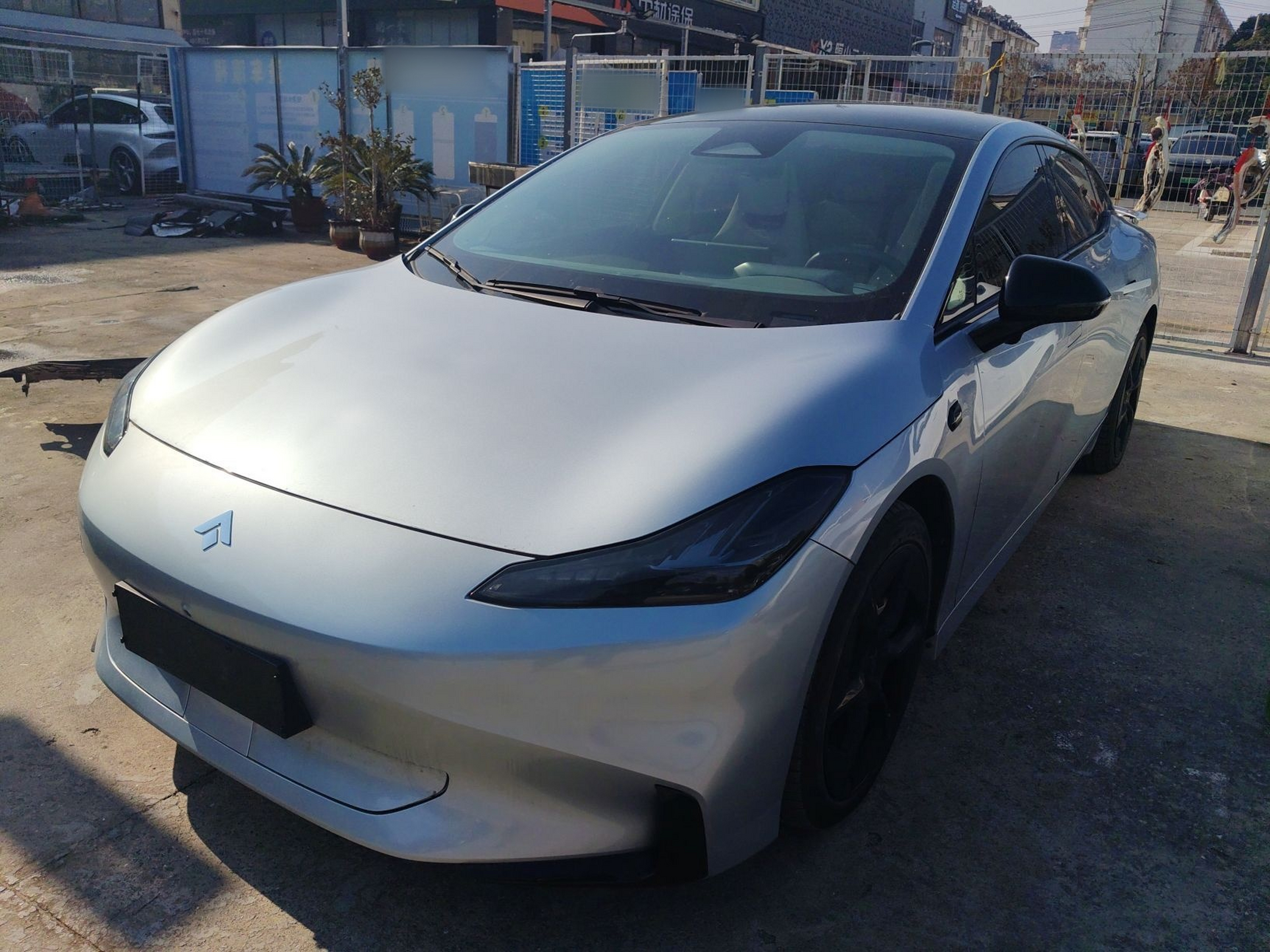 تحت مقدمة السيارة