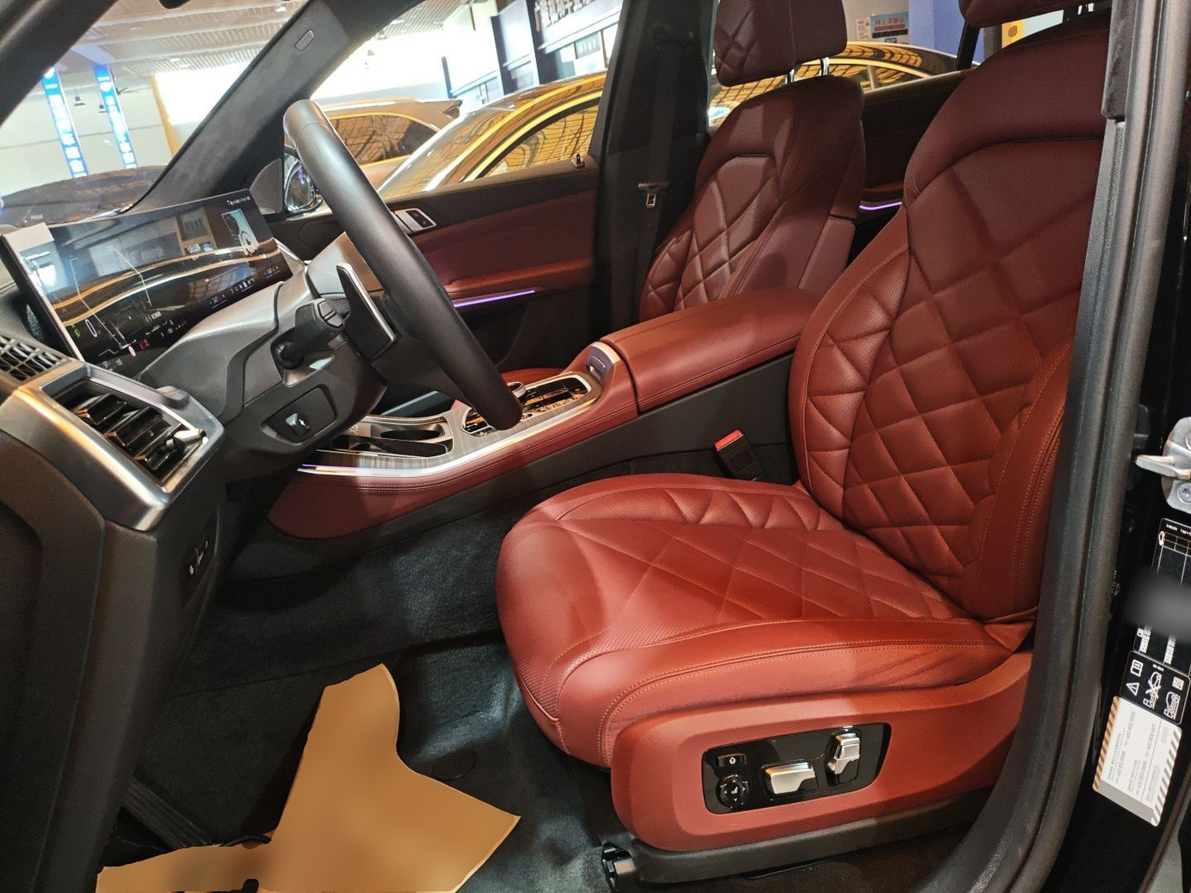 المقاعد الأمامية داخل السيارة