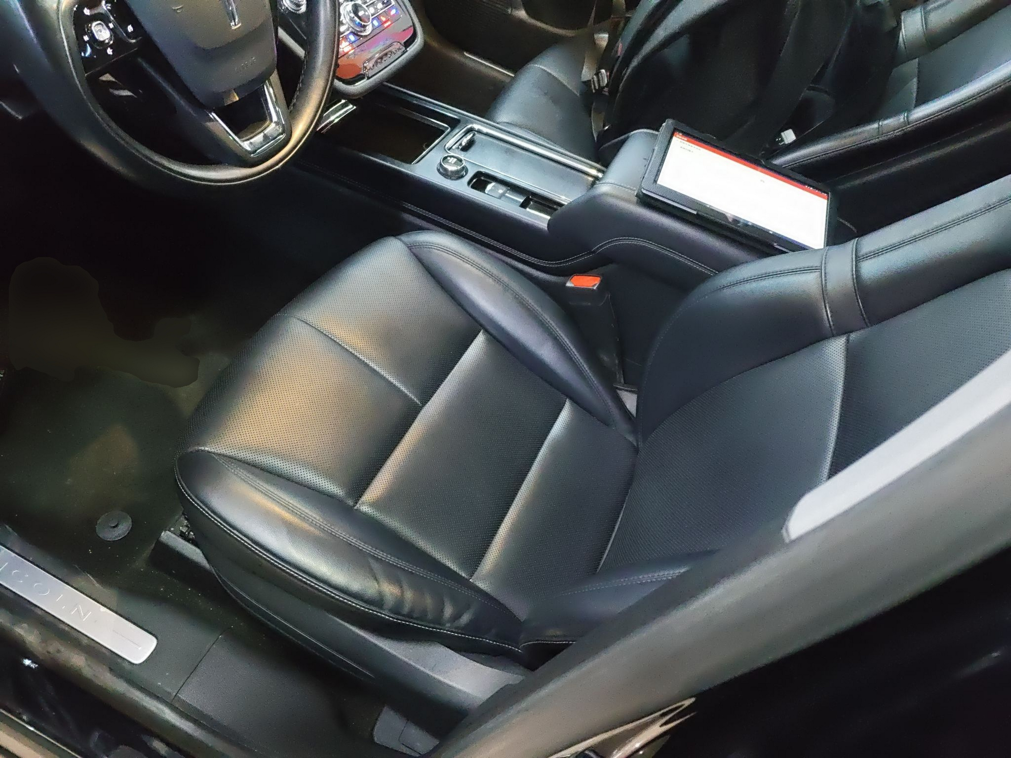 Переднее сиденье в автомобиле