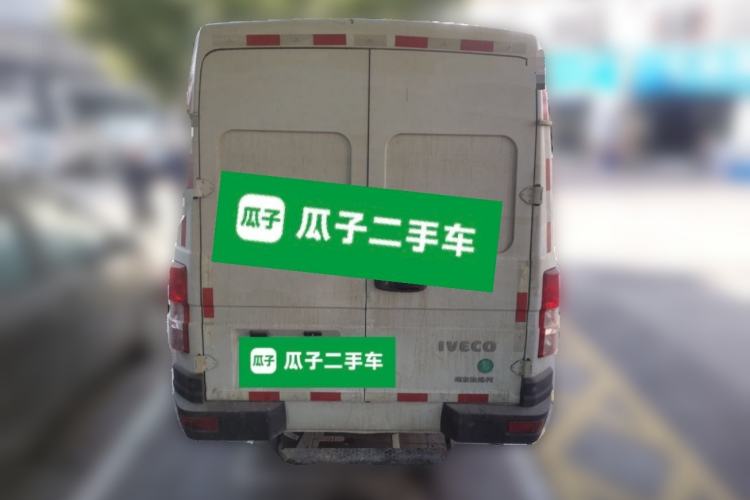 Used Iveco Daily 2023 2.5T V40 Van Long Wheelbase Mid-Roof Design Dual Tires Side-Swing Doors 2-3 Seater
