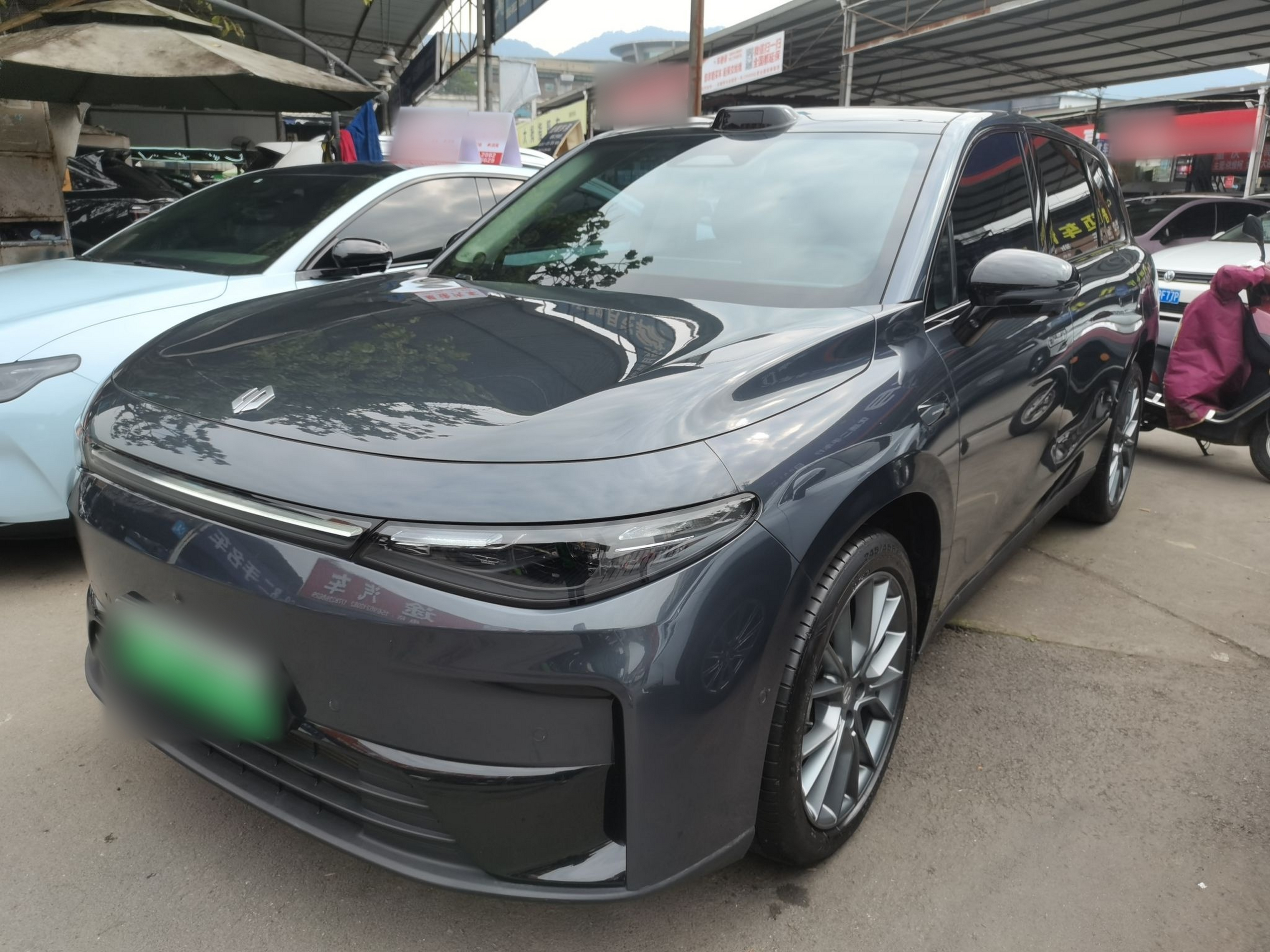 تحت مقدمة السيارة