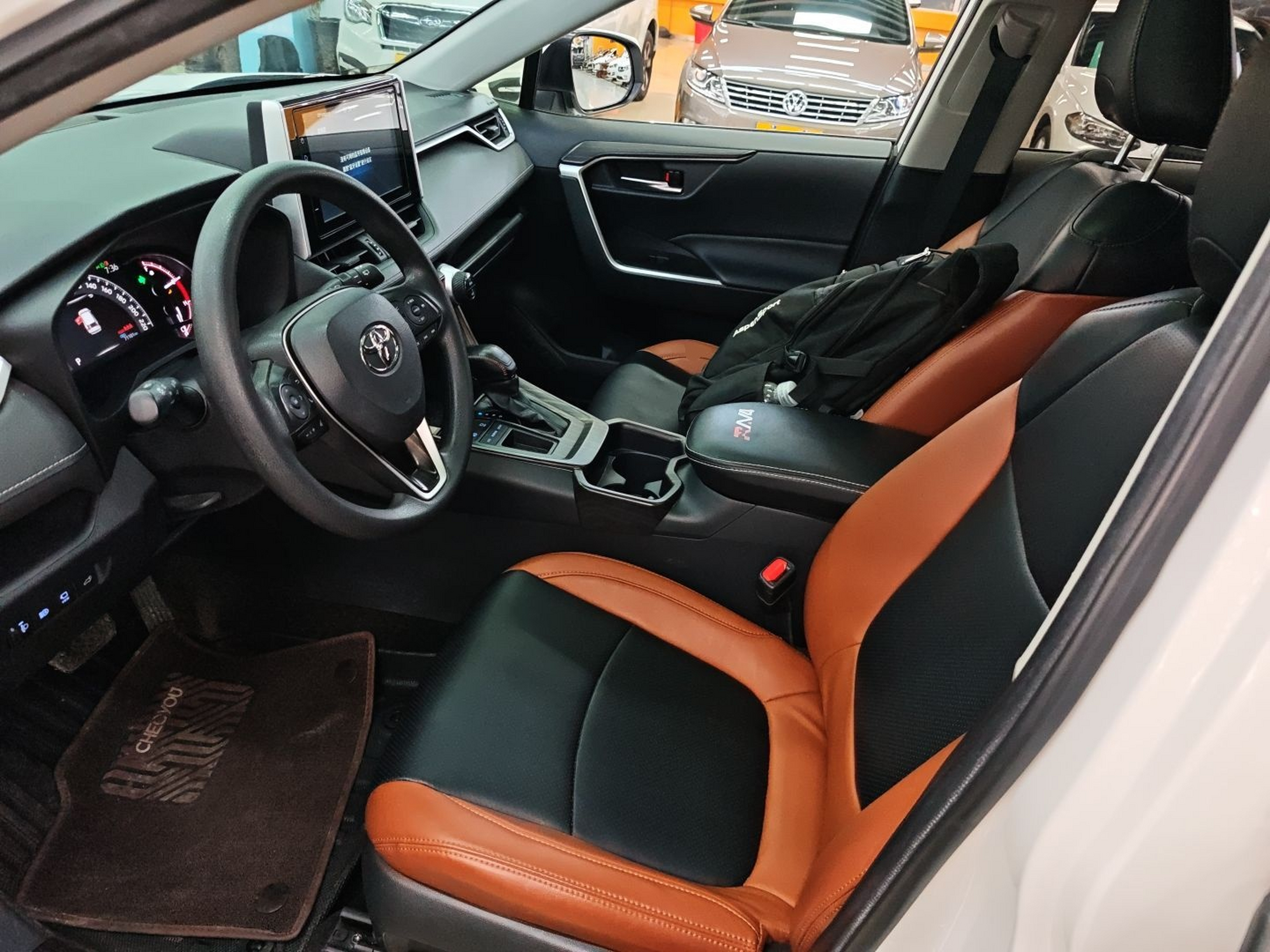 المقاعد الأمامية داخل السيارة