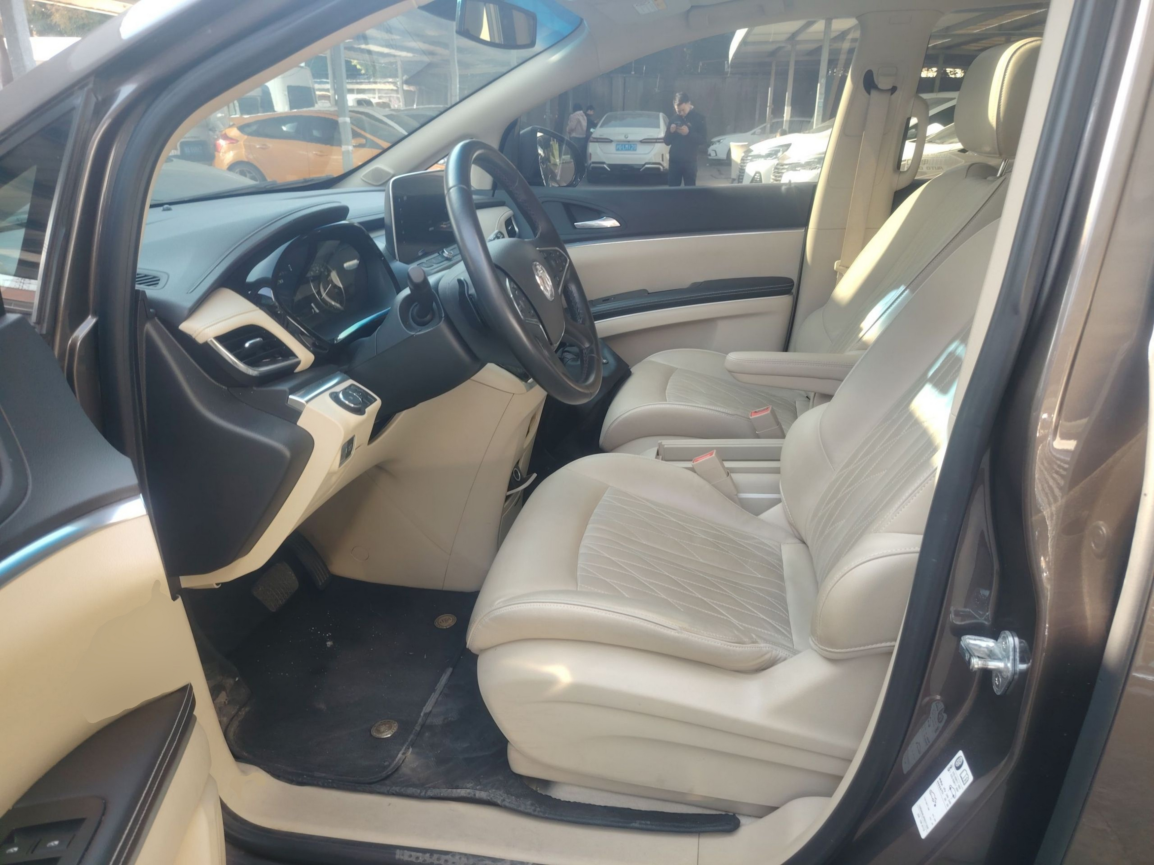 Переднее сиденье в автомобиле