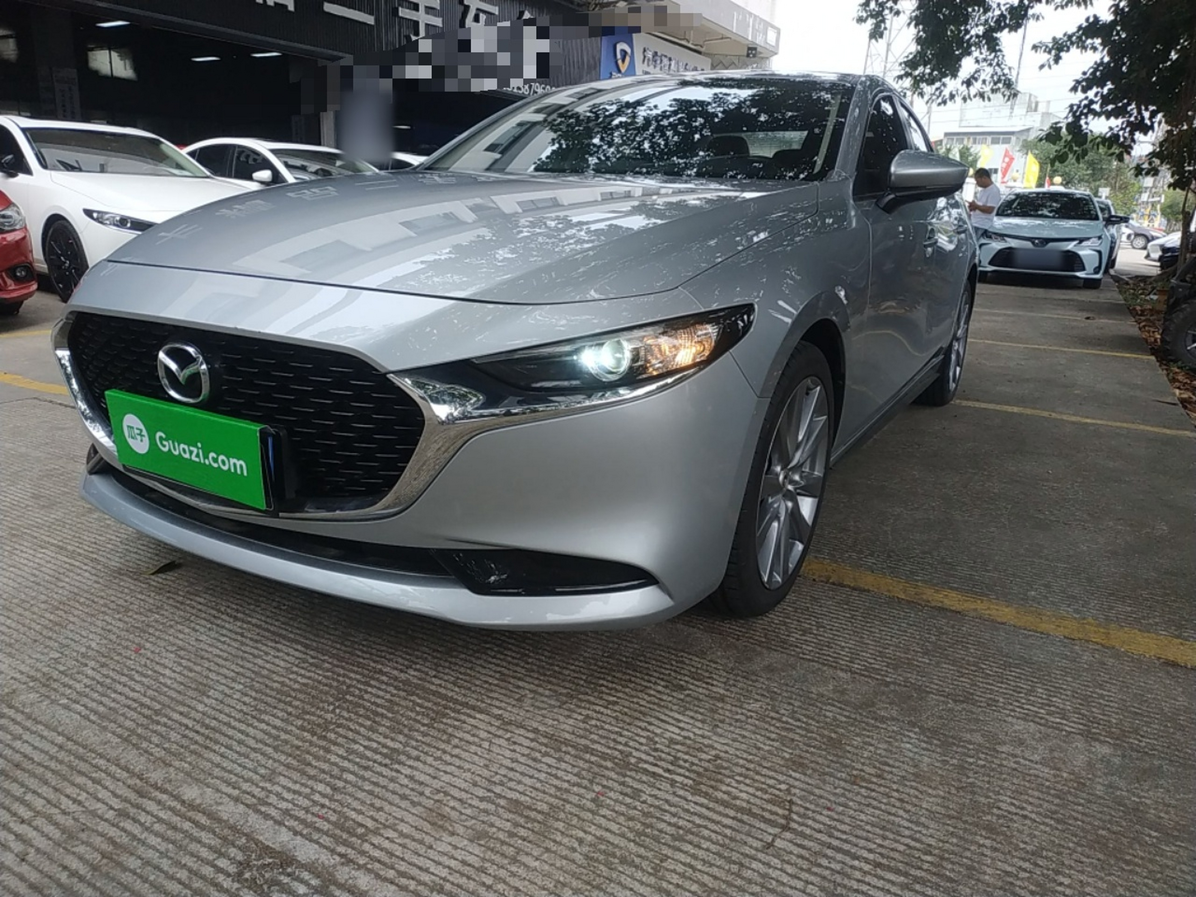 تحت مقدمة السيارة