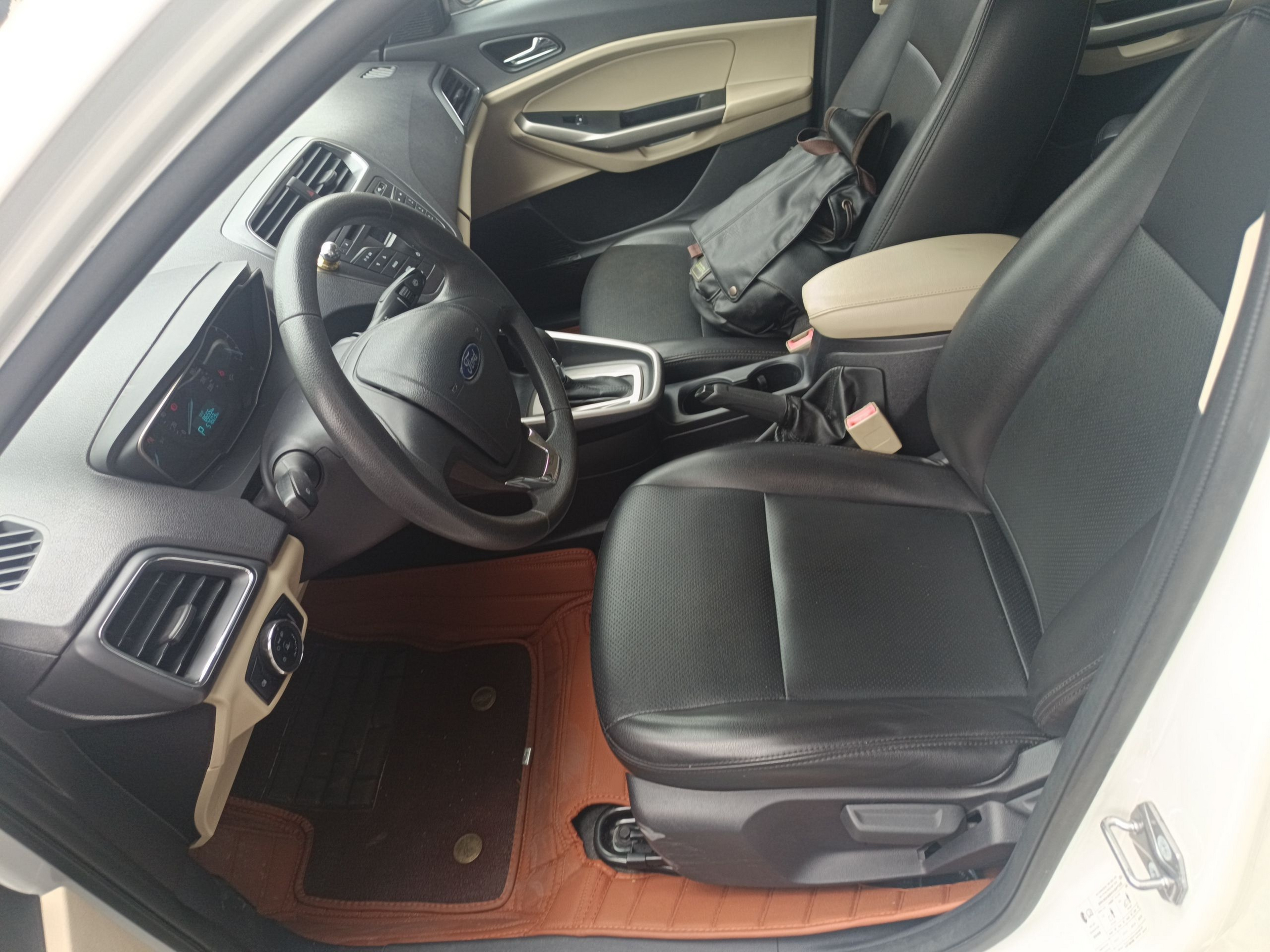 Переднее сиденье в автомобиле