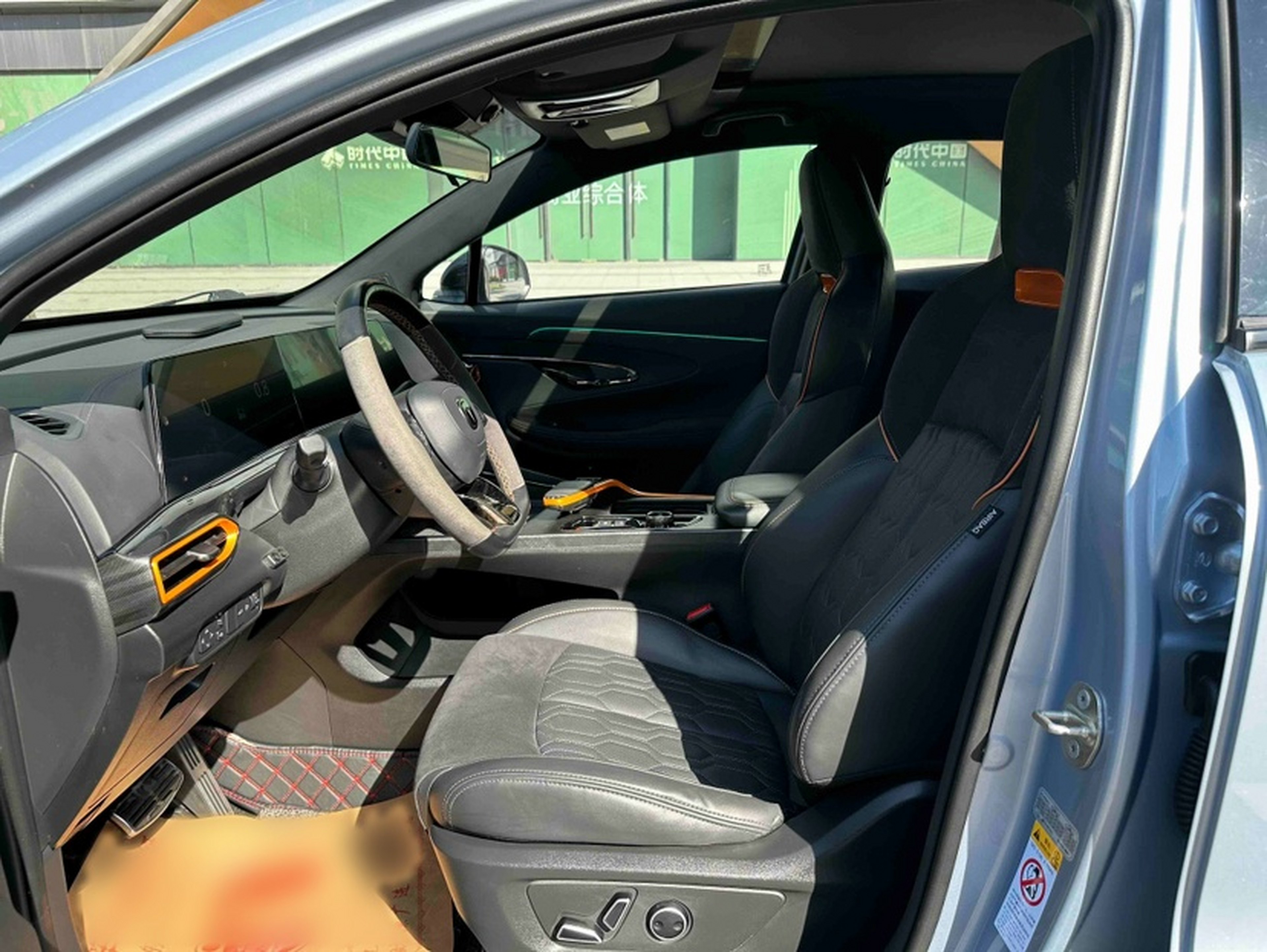 Переднее сиденье в автомобиле