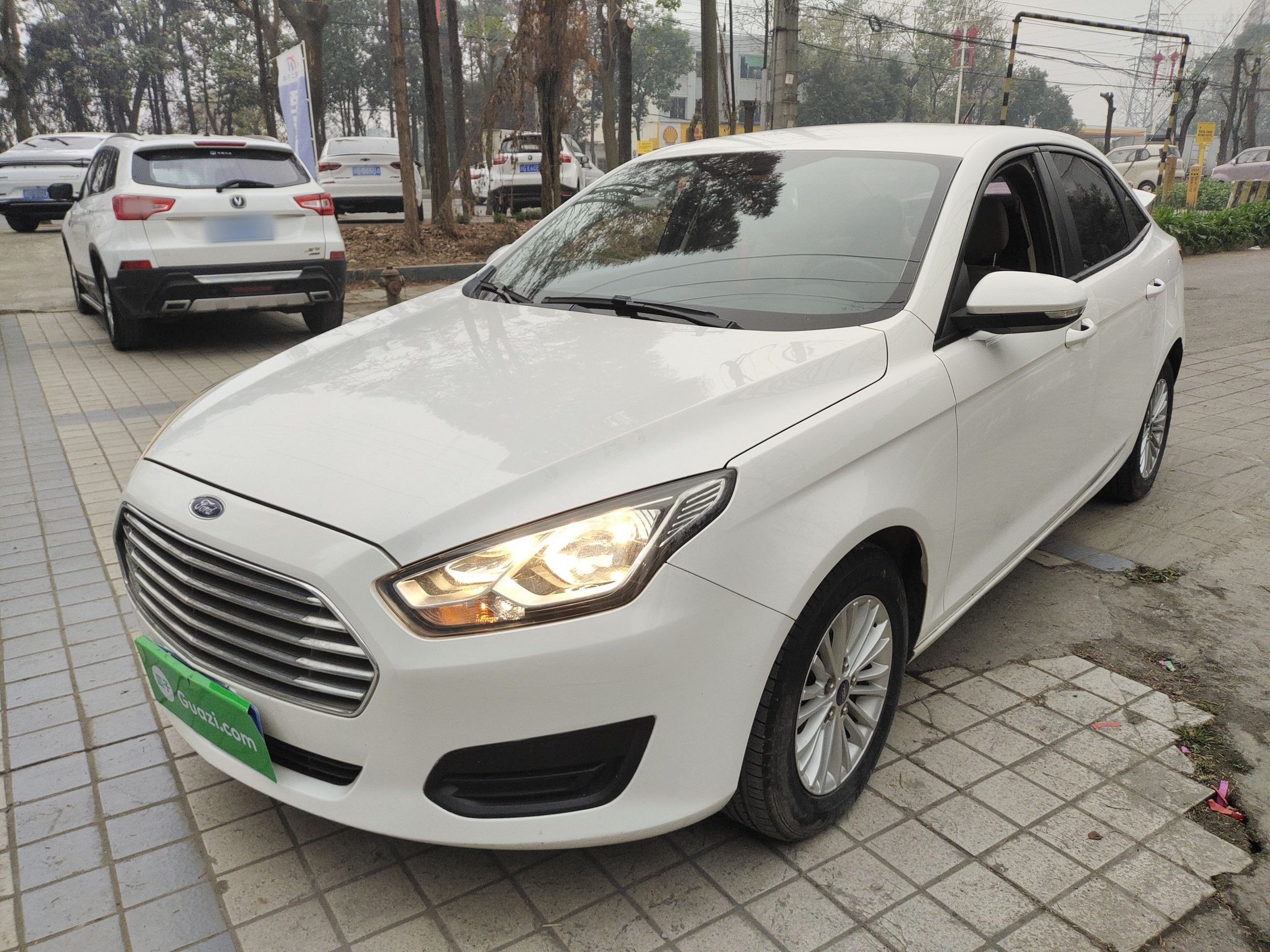 Под передней частью автомобиля