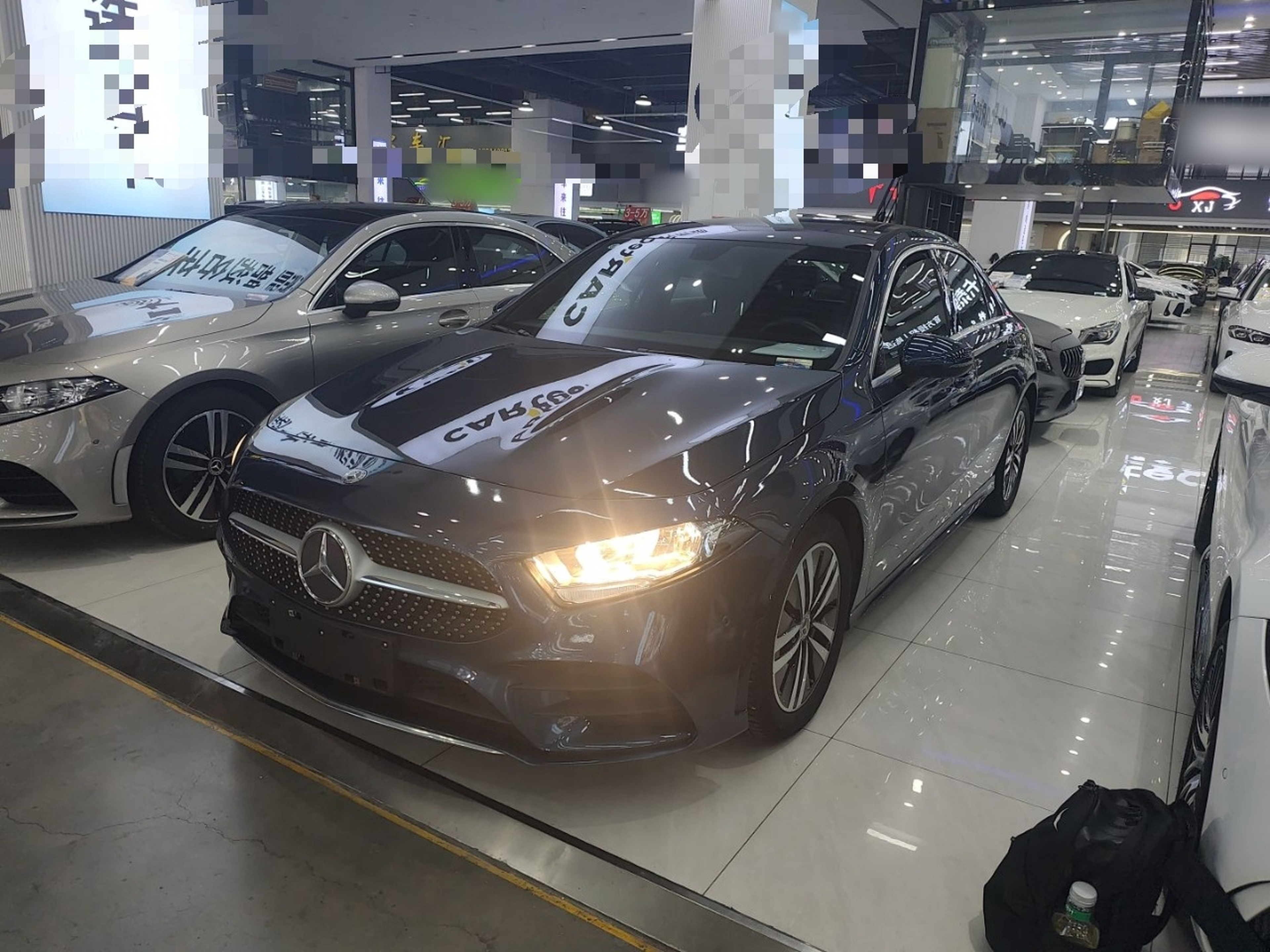 تحت مقدمة السيارة