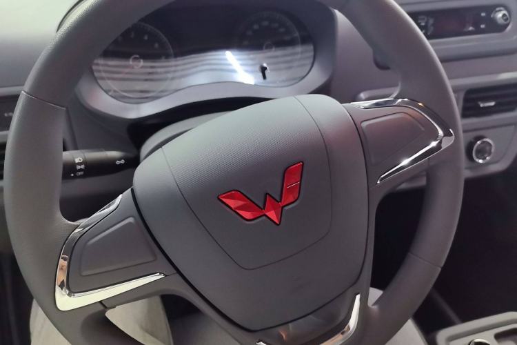 Used Wuling Yangguang 2024 300KM Comfort Version Passenger Van 75kW
