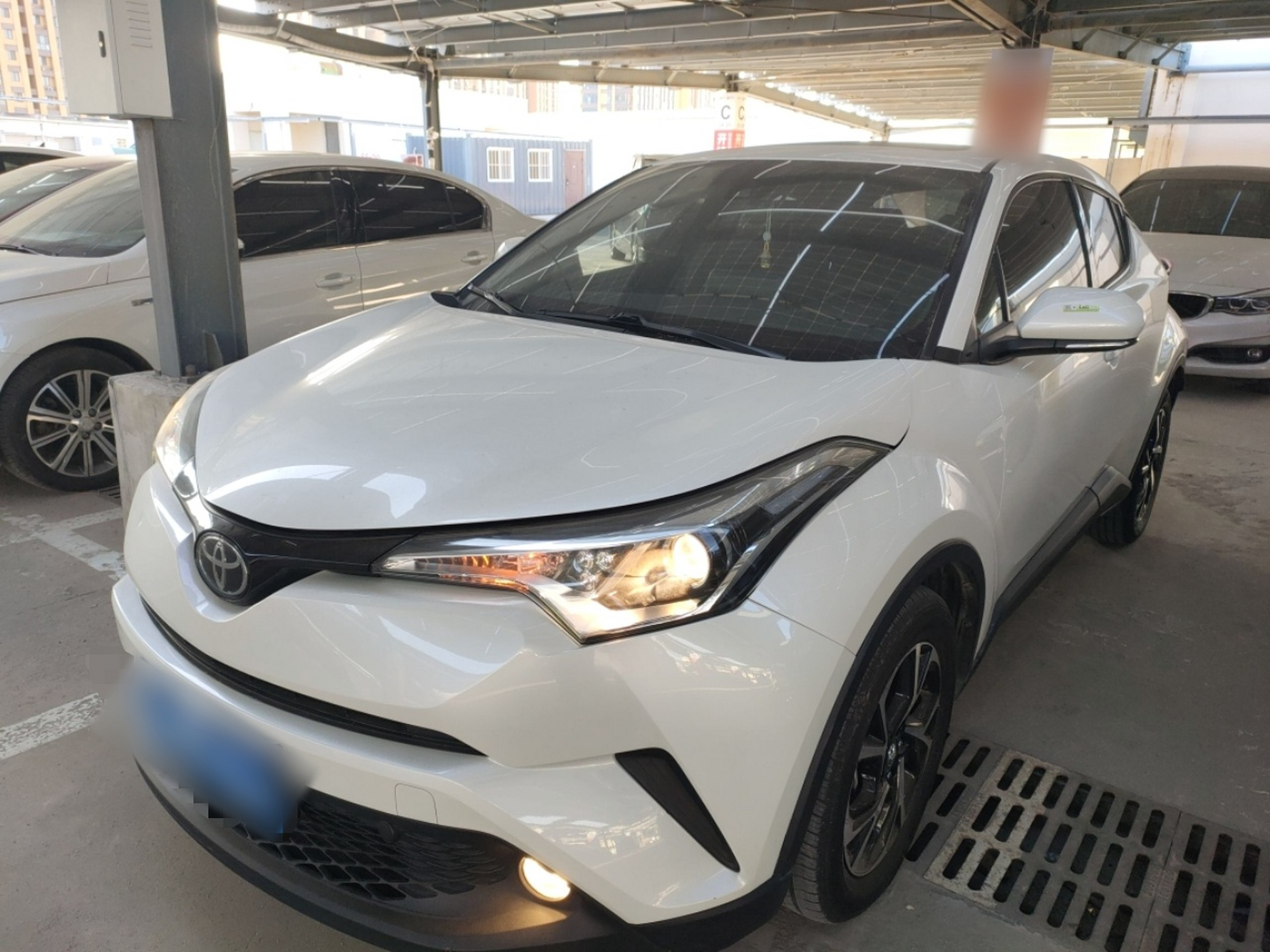 Под передней частью автомобиля