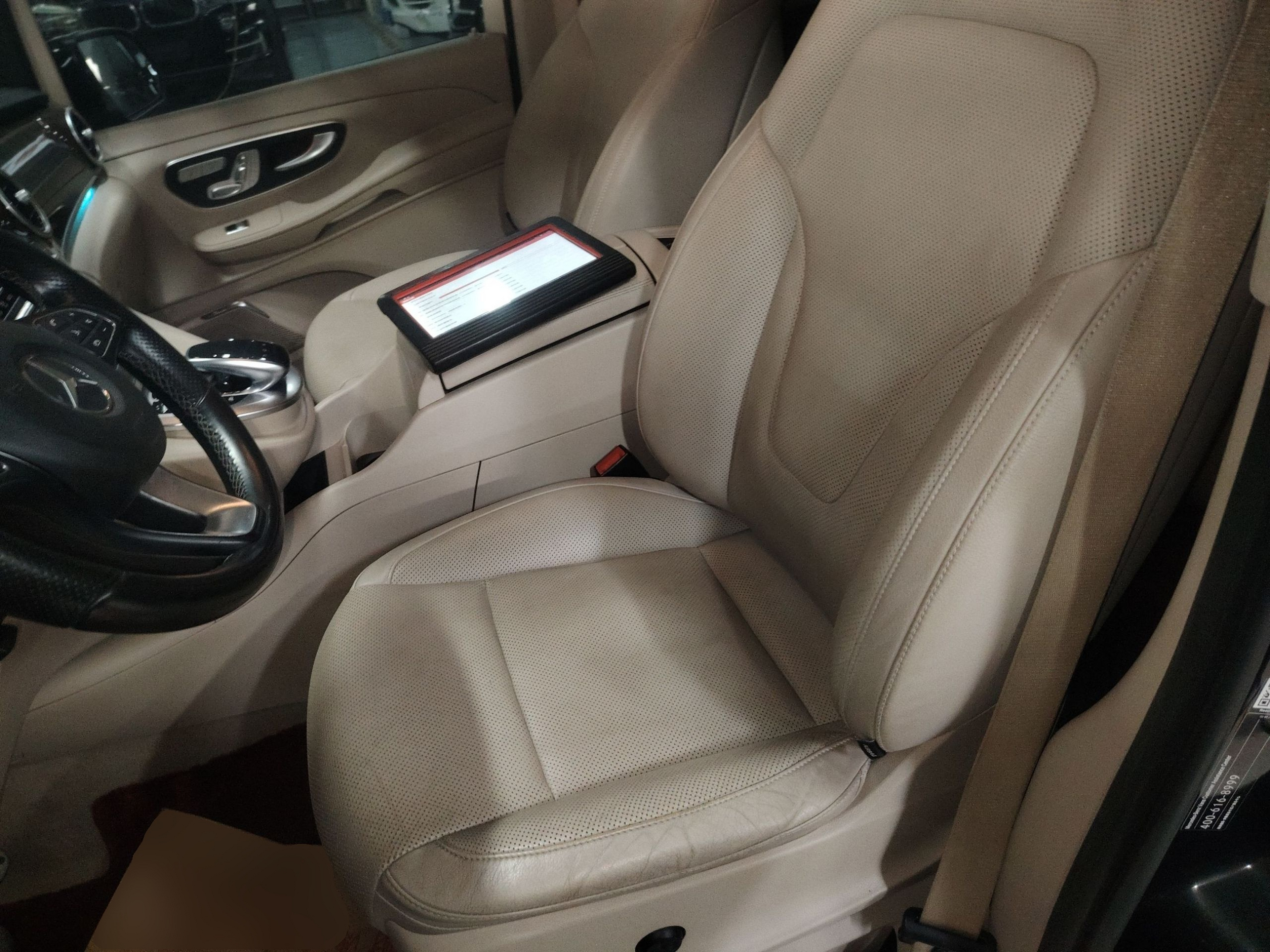 Переднее сиденье в автомобиле