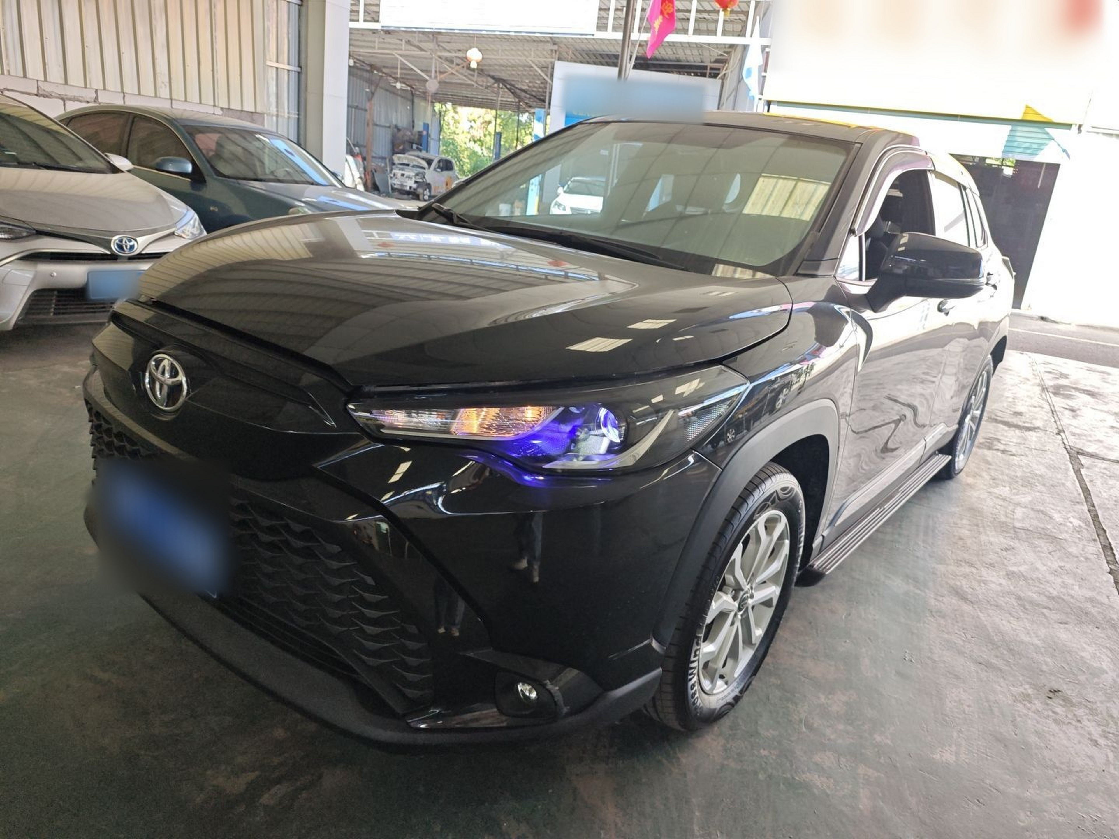 تحت مقدمة السيارة