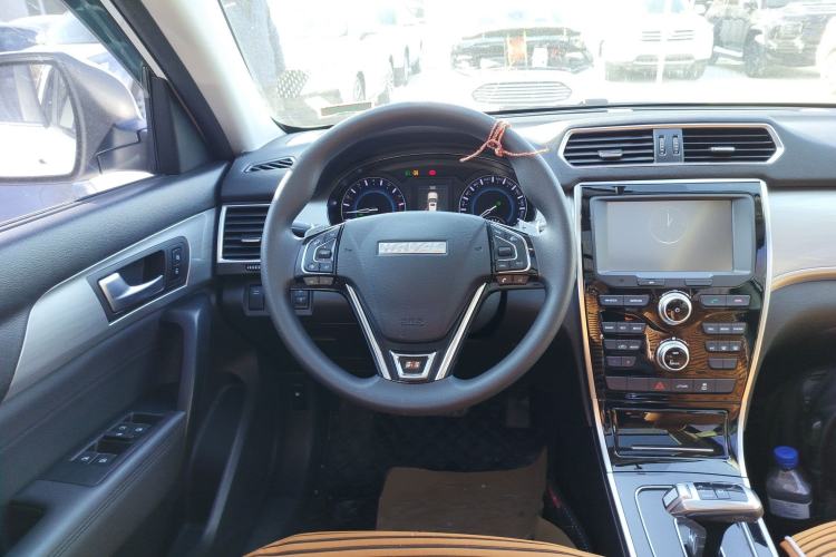 Used Haval H2 2018 Chuanxiang Edition Red Badge 1.5T Dual-Clutch Two-Wheel Drive Fashionable Model