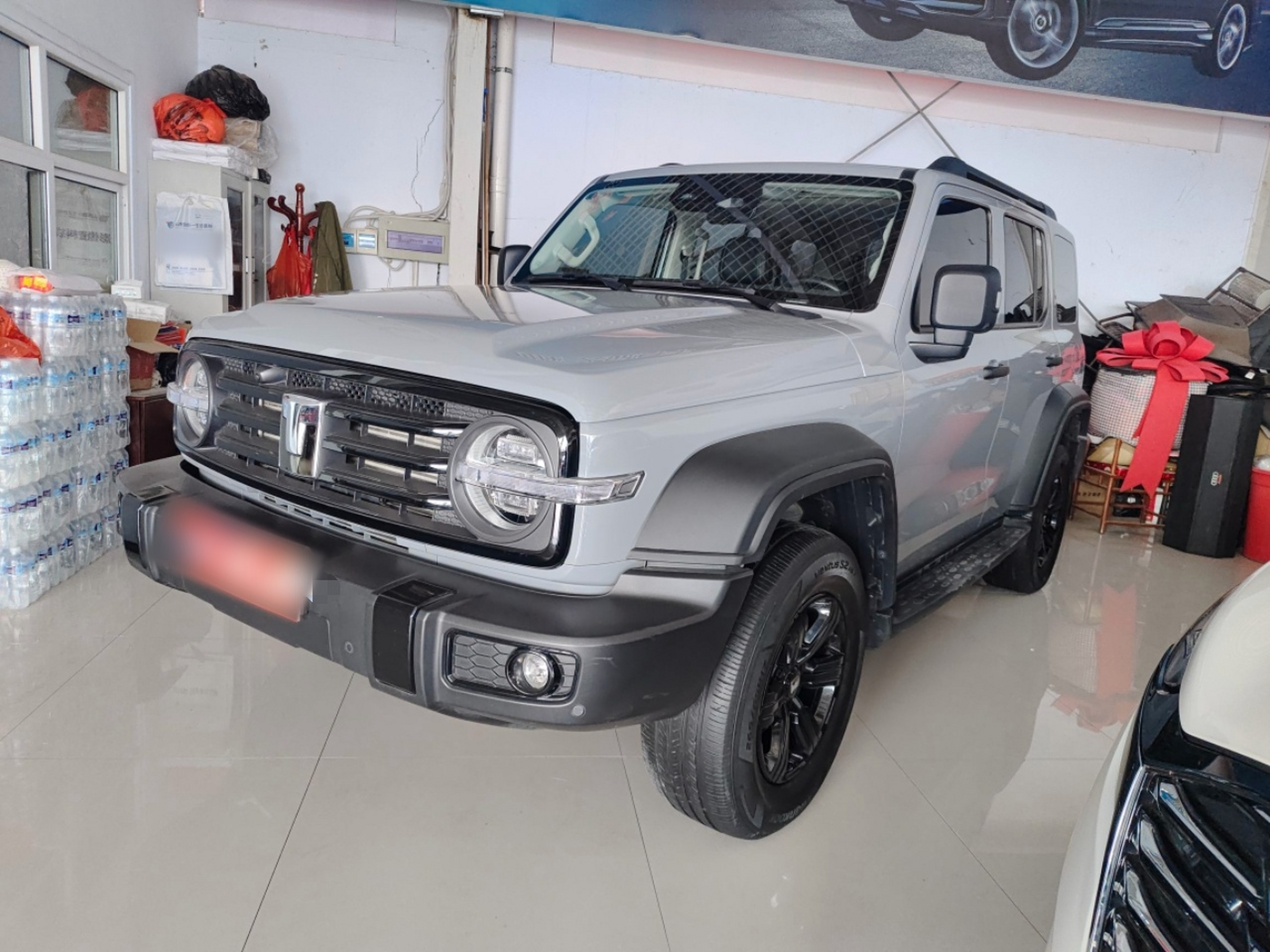 تحت مقدمة السيارة