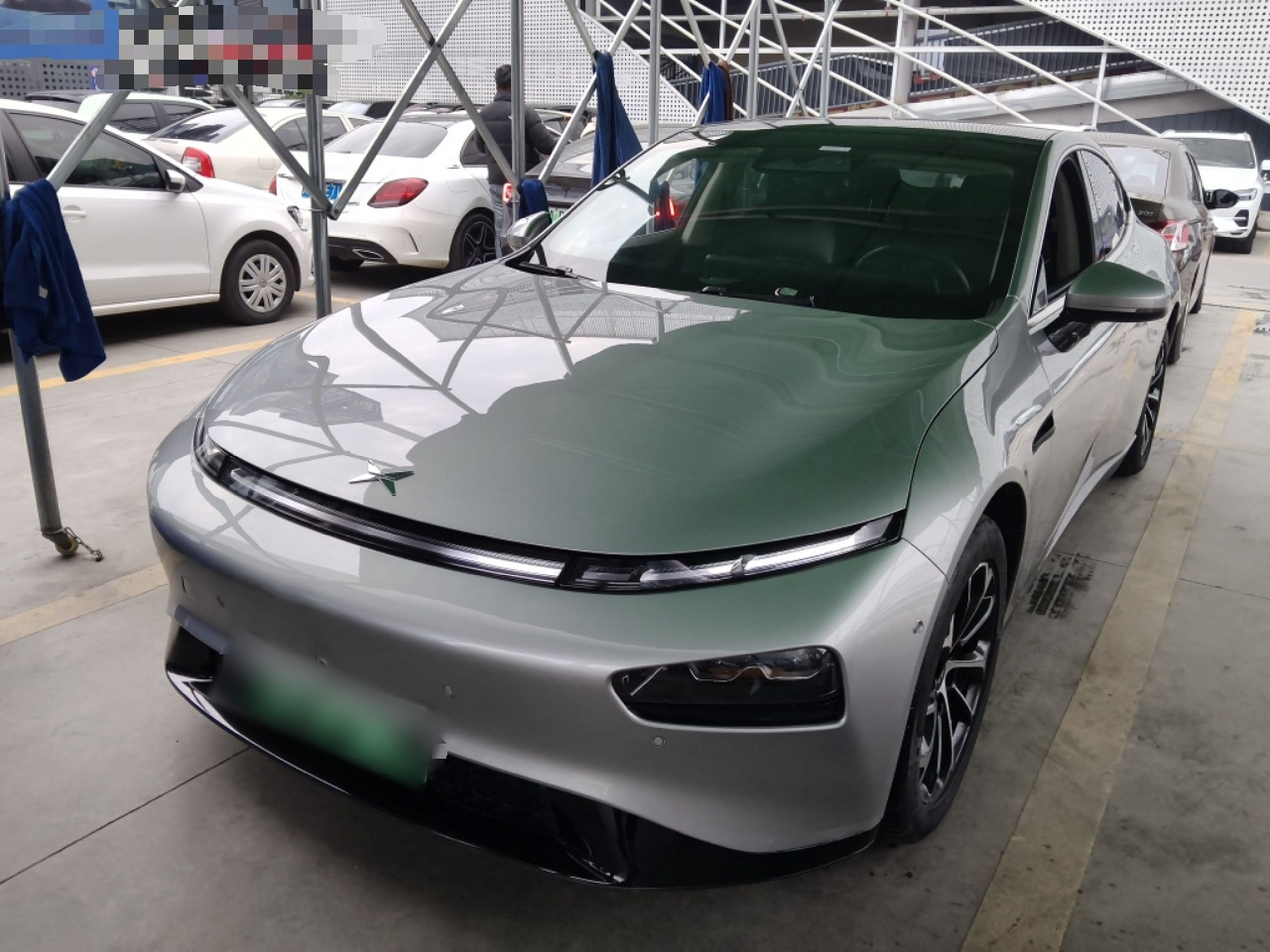 Под передней частью автомобиля