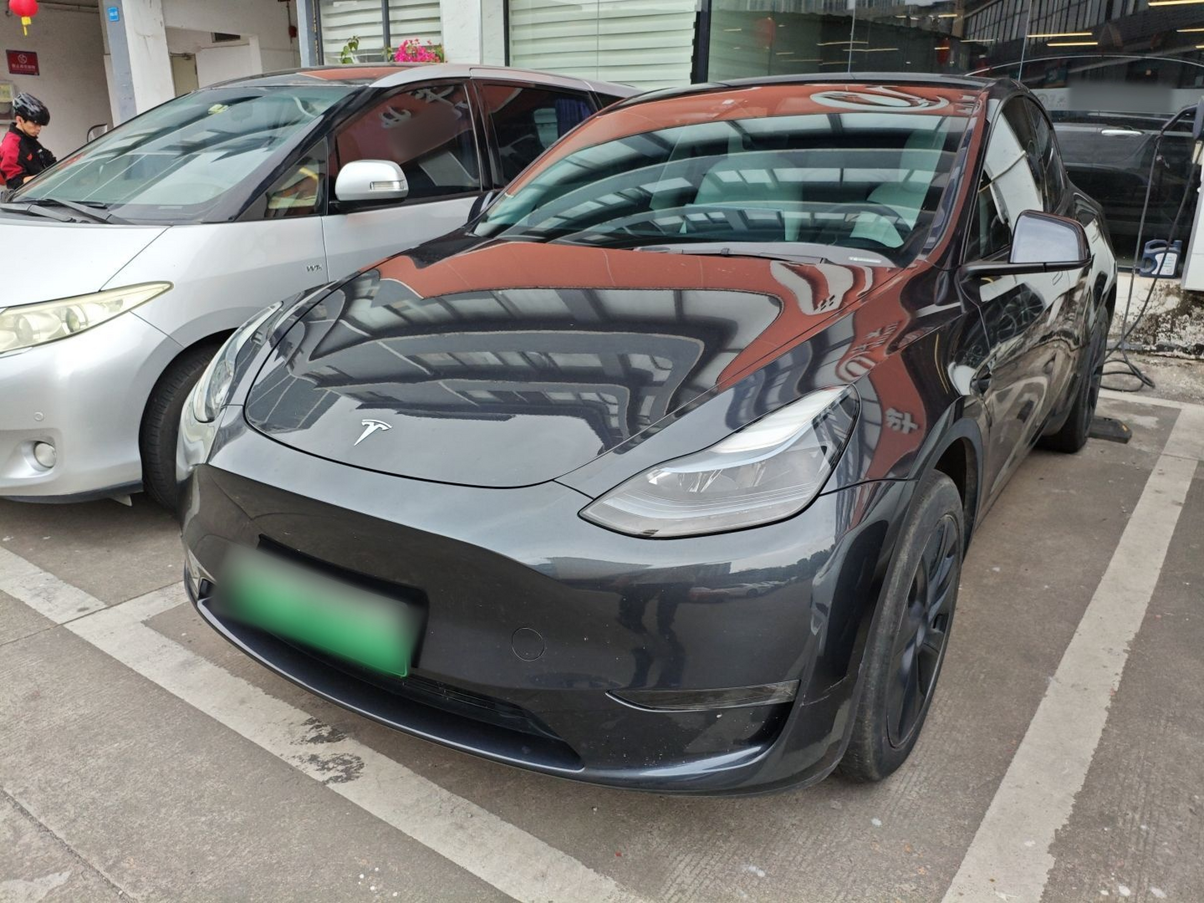 Под передней частью автомобиля