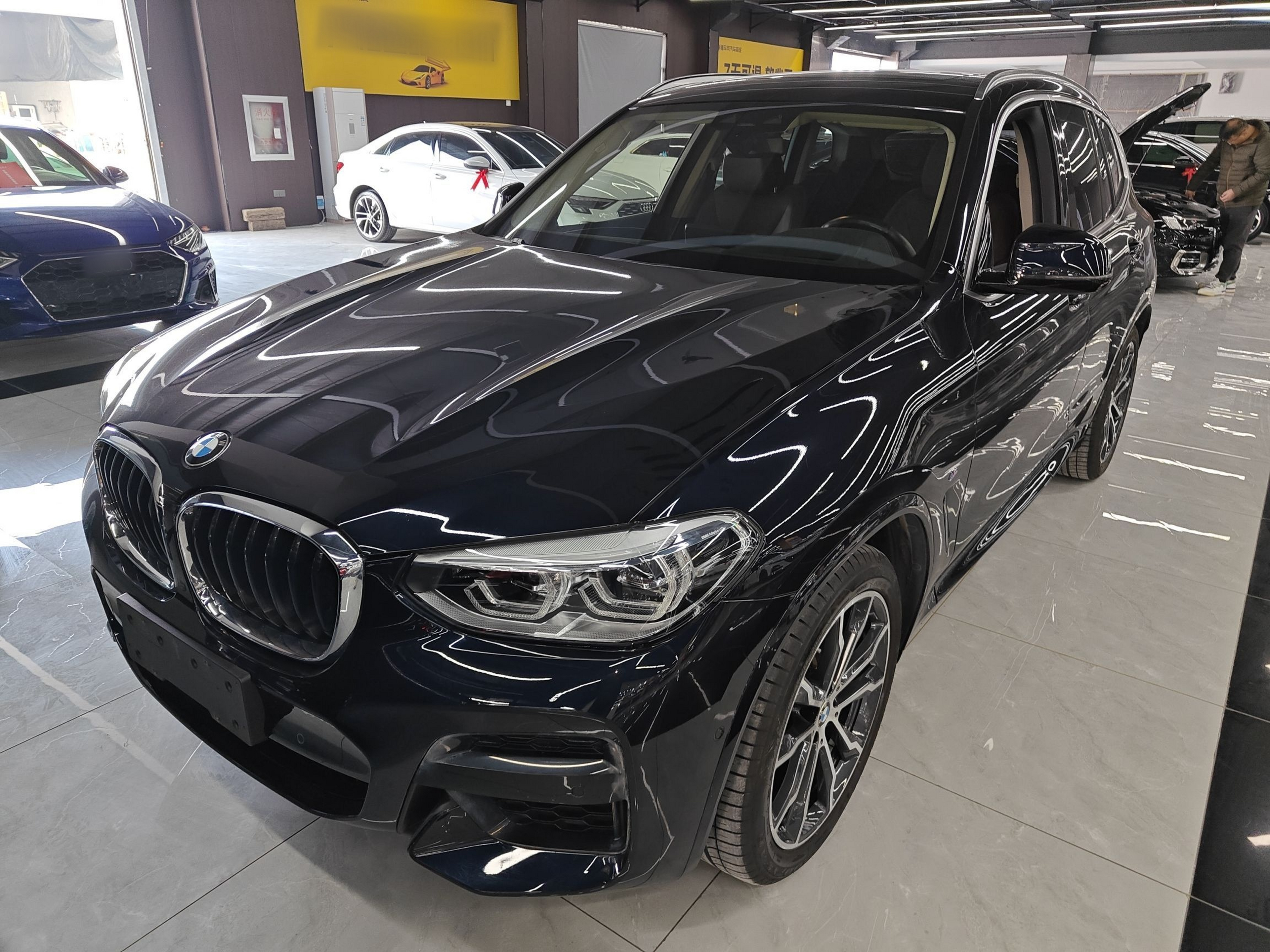 تحت مقدمة السيارة