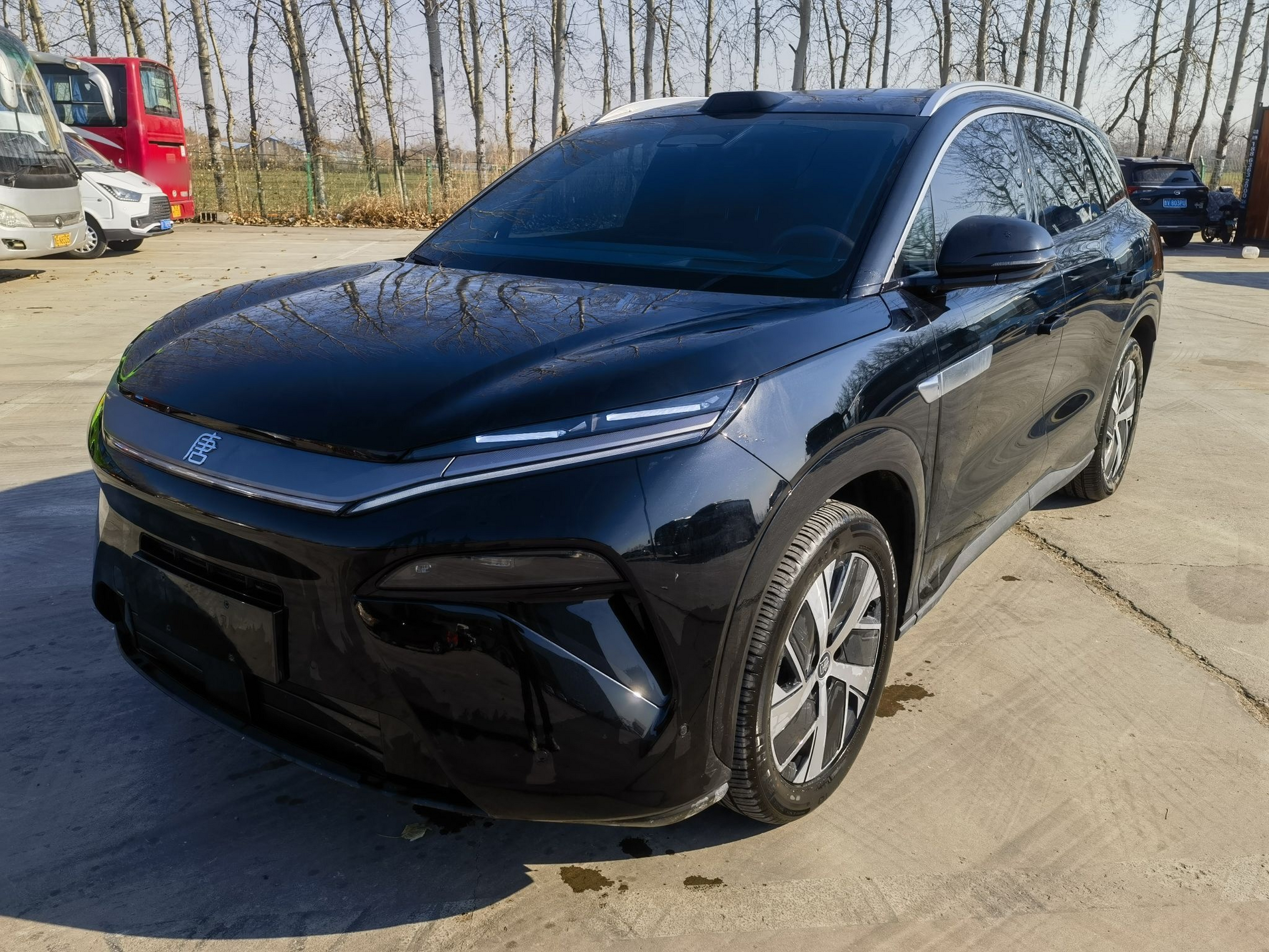 Под передней частью автомобиля