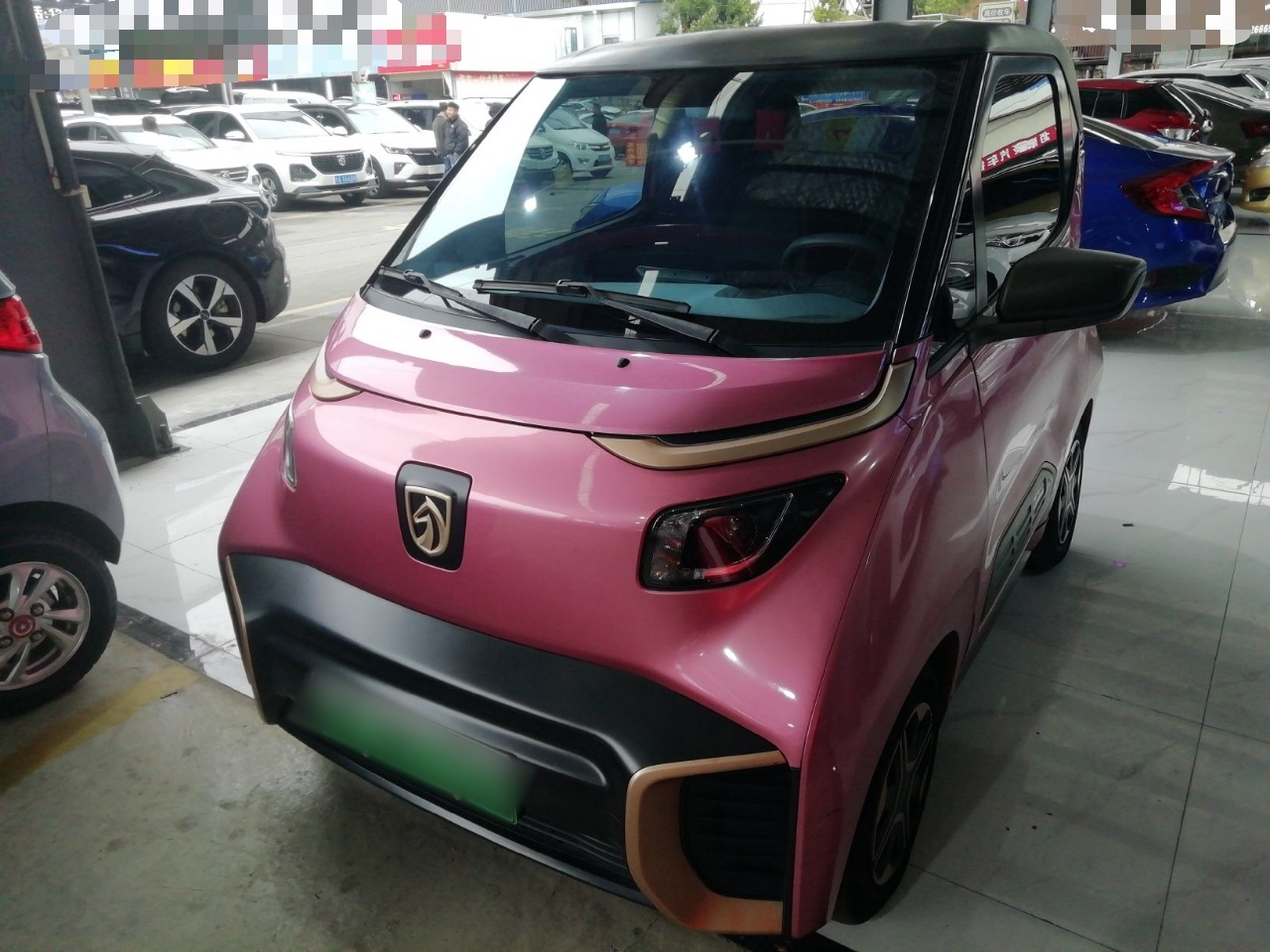 تحت مقدمة السيارة