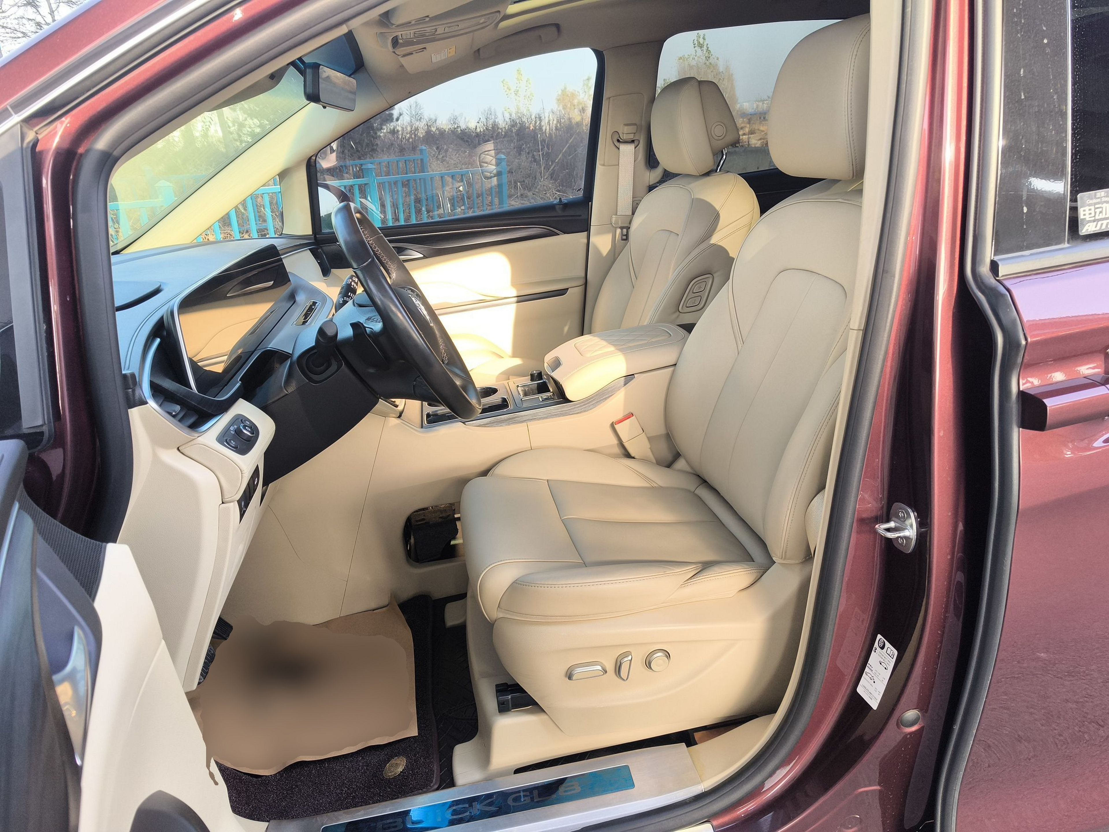 المقاعد الأمامية داخل السيارة