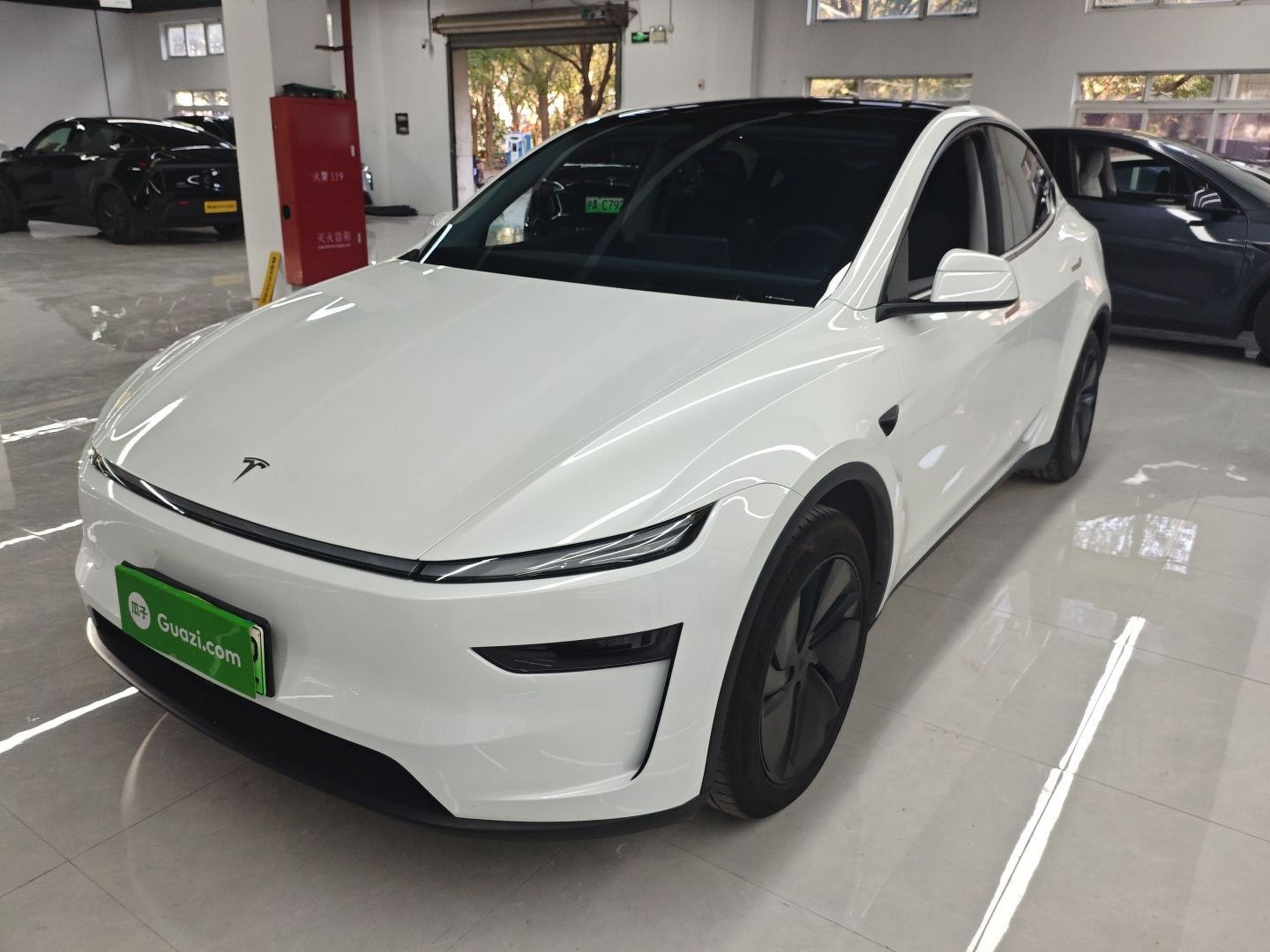 Под передней частью автомобиля