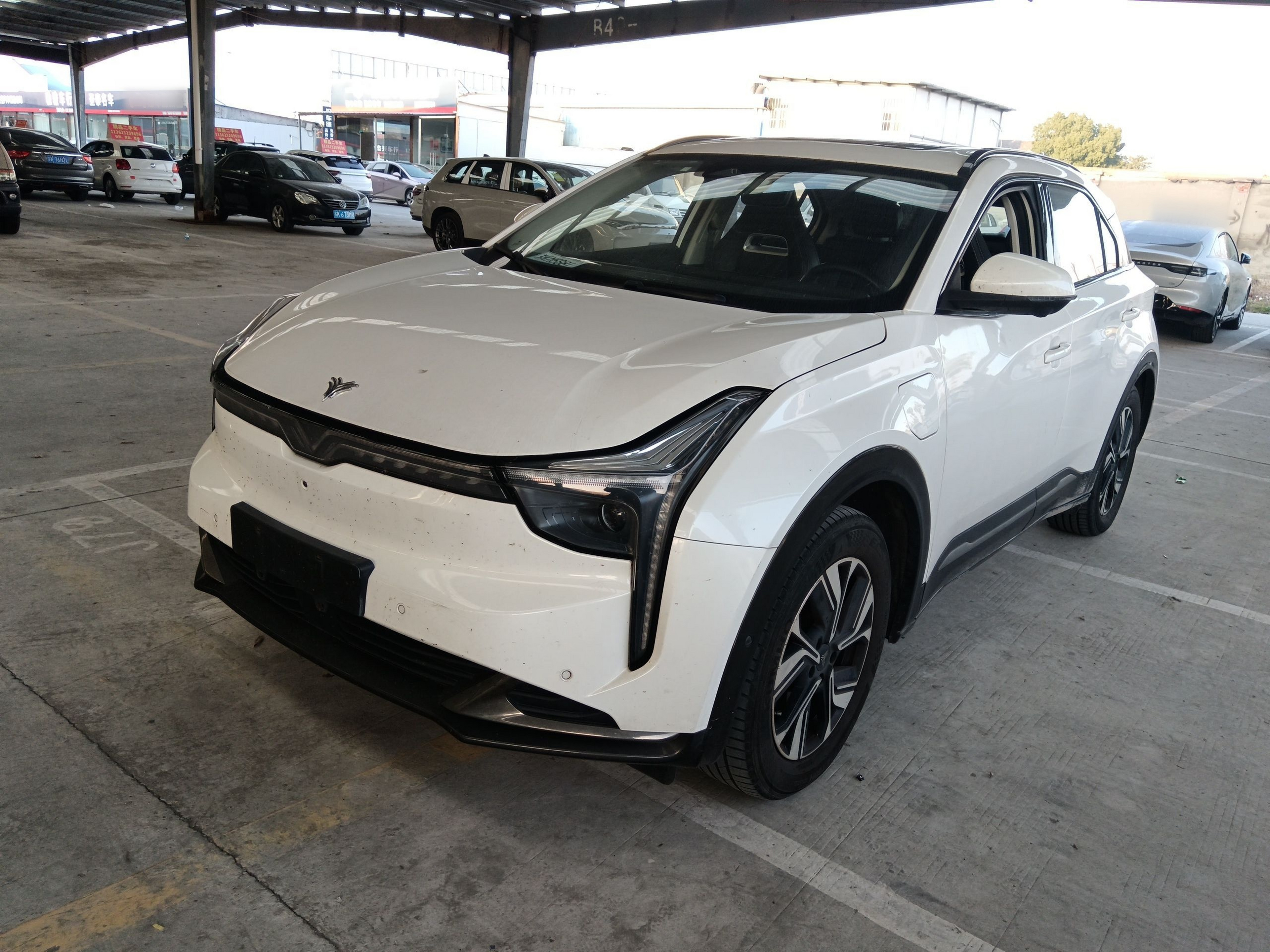 تحت مقدمة السيارة