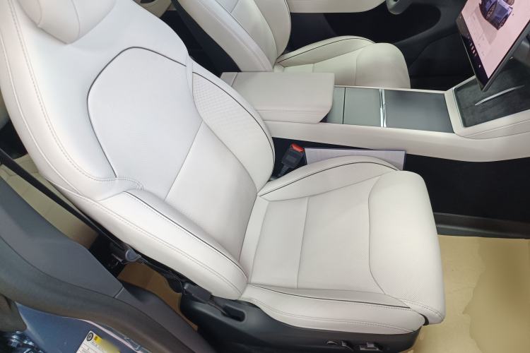 Used Tesla Model Y L 2025 Long-Range All-Wheel-Drive Version
